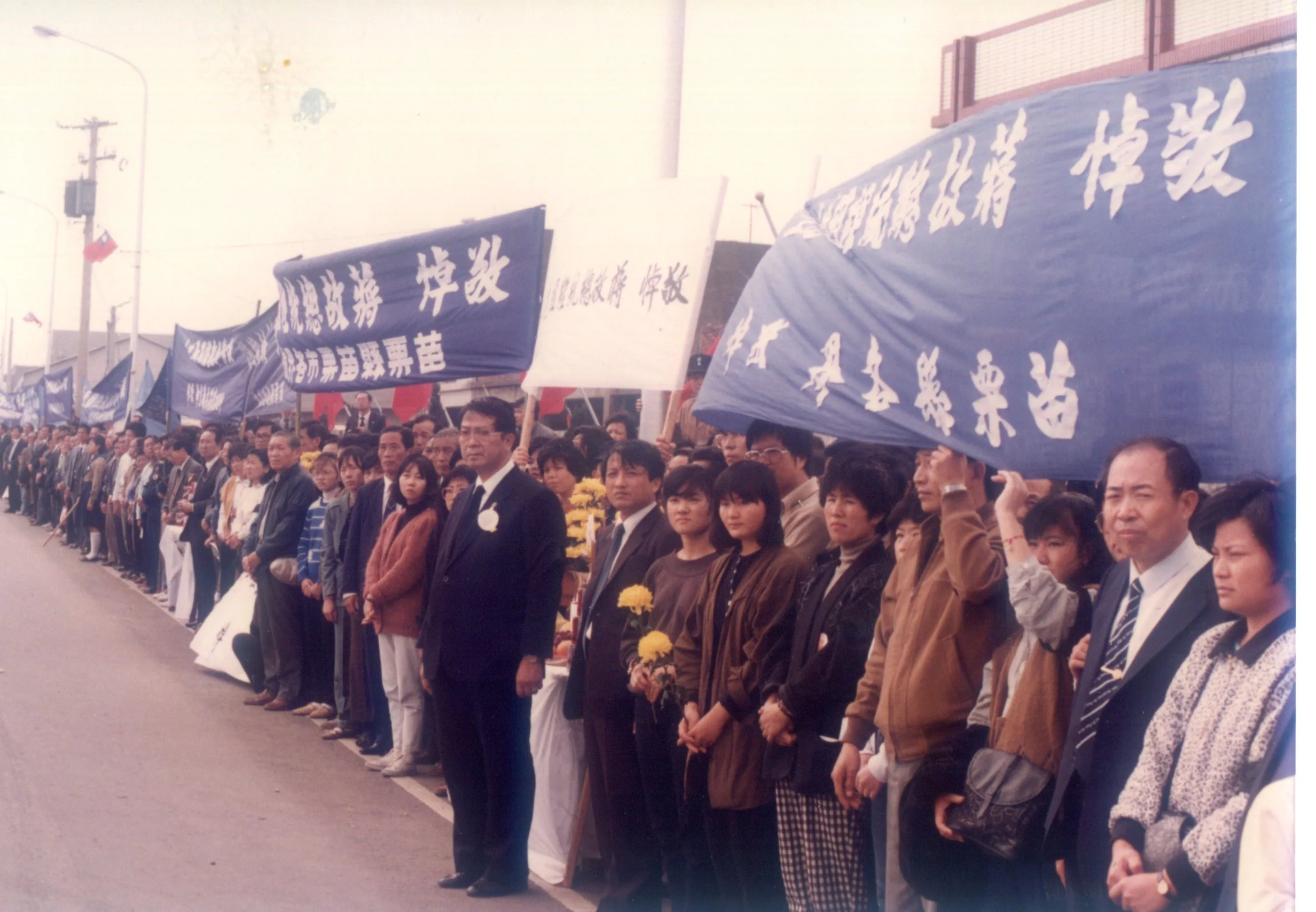 1988年蔣經國總統辭世,移靈大溪頭寮時,苗栗縣長謝金汀(中)、苗栗市長邱源忠分率苗栗縣政府、苗栗市公所官員,在高速公路桃園段路祭。何來美攝