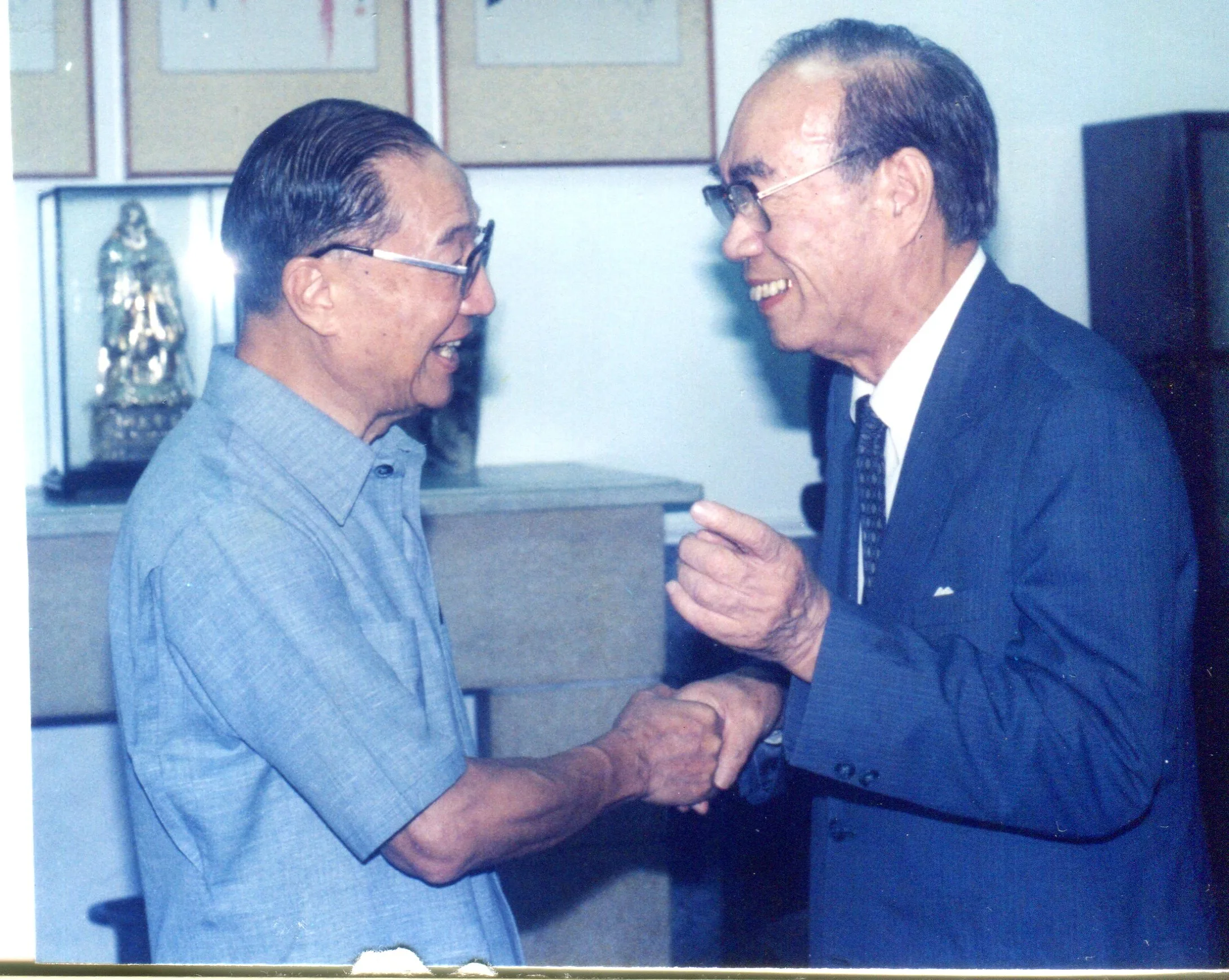 俞國華(左)1989年到苗栗縣視察,也拜會當時縣籍立法院長劉闊才。何來攝