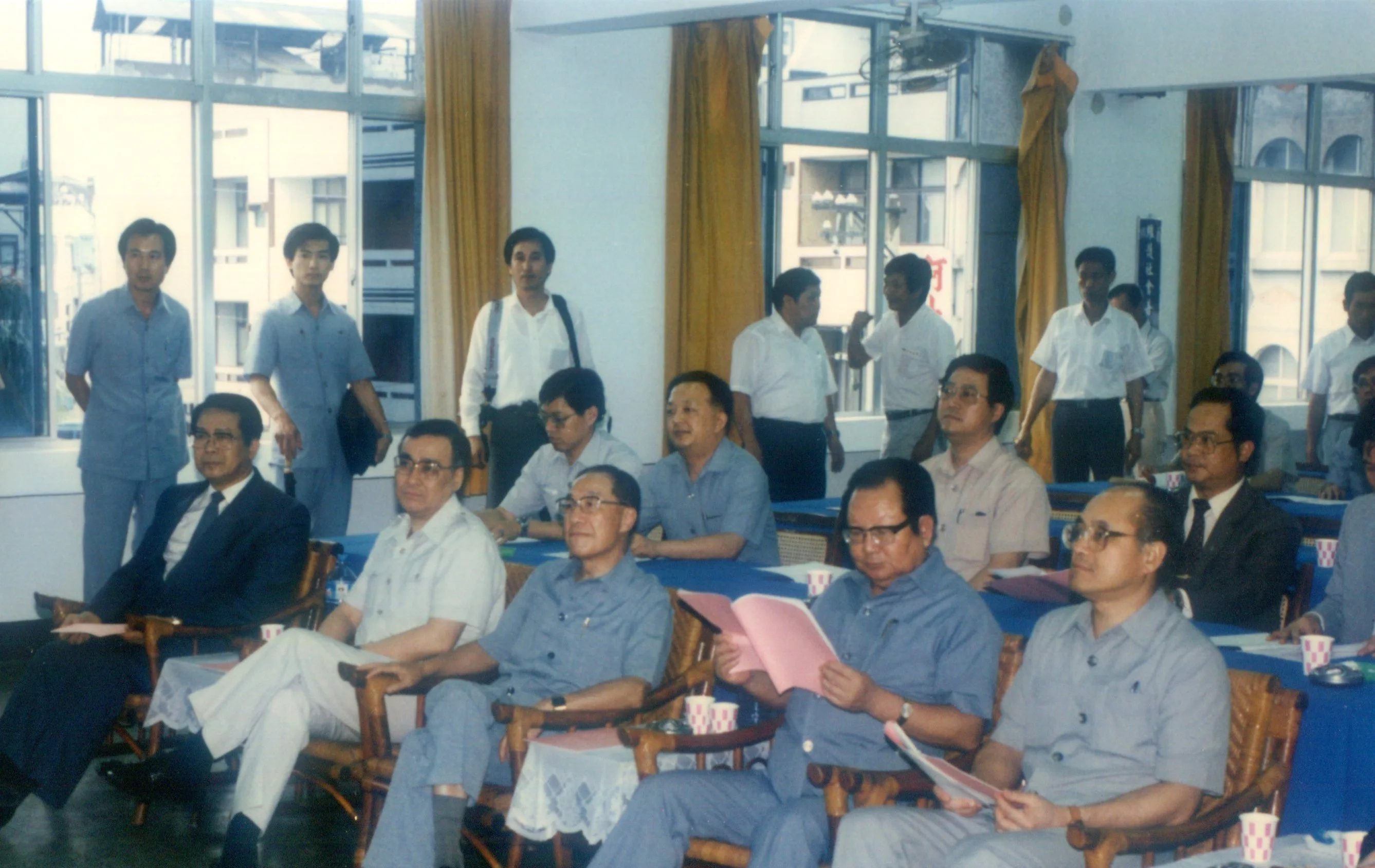 1989年行政院長俞國華(前排中)率省主席邱創煥(前排右二)、農委會主委余玉賢(前排右一)、教育部長毛高文(前排左二),在苗栗縣長謝金汀(前排左一)陪同下到苗栗市公所視察,聽取市長邱源忠的施政報告與建議。何來美攝