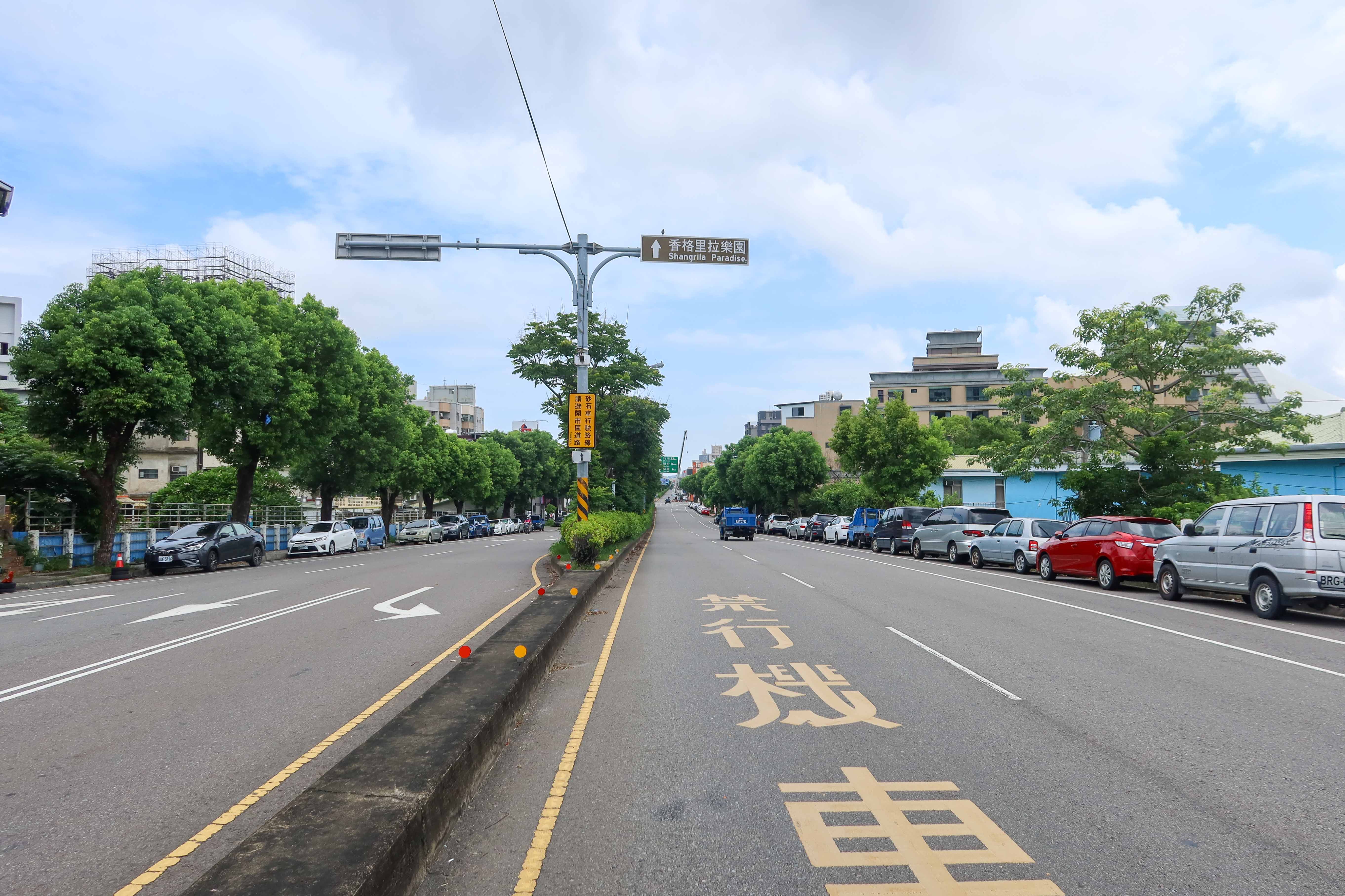 苗栗市國華路巨蛋體育館前的路況景觀。何來美攝