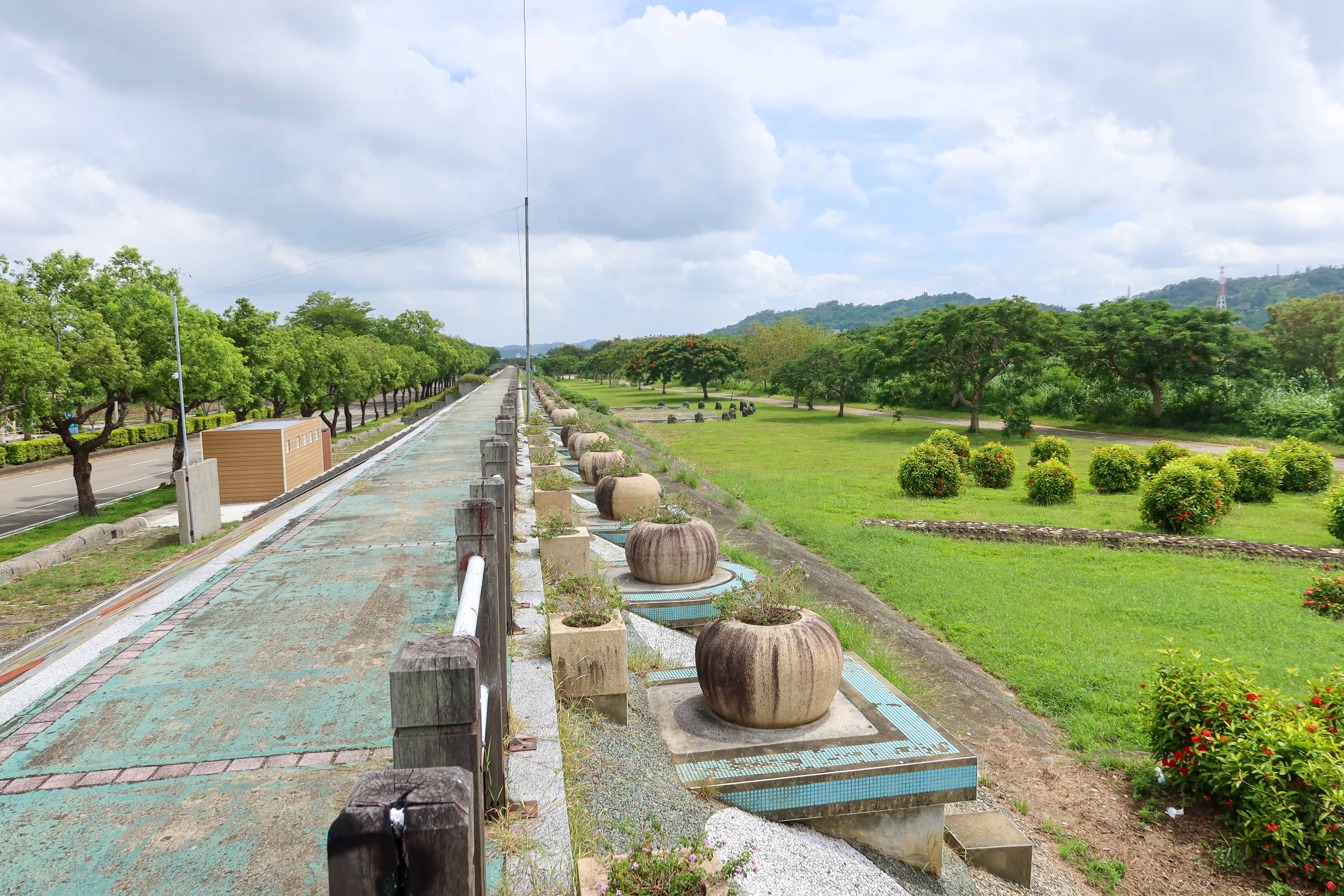 苗栗市經國路東側的後龍溪河床,沿著堤防也建了美麗的河濱公園。何來美攝