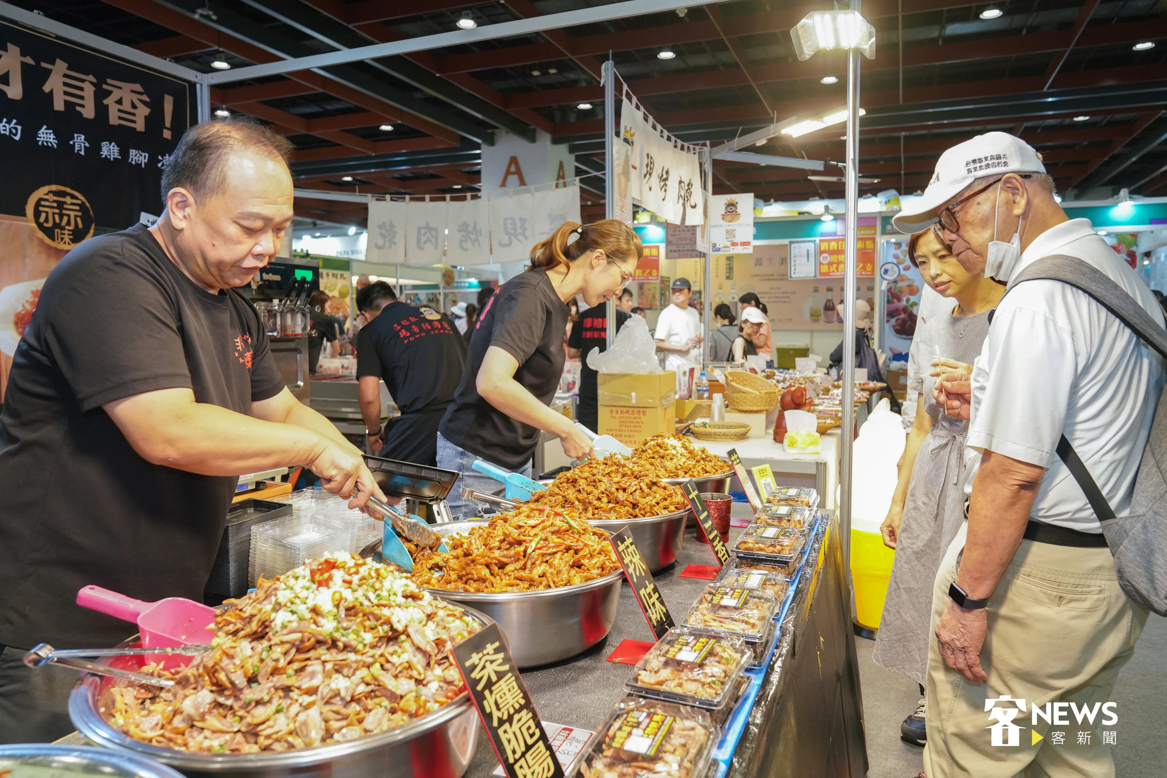 台灣美食展今開幕，多達600攤位推出自家獨門美食，圖為夜市美食雞腳凍。洪俊傑攝