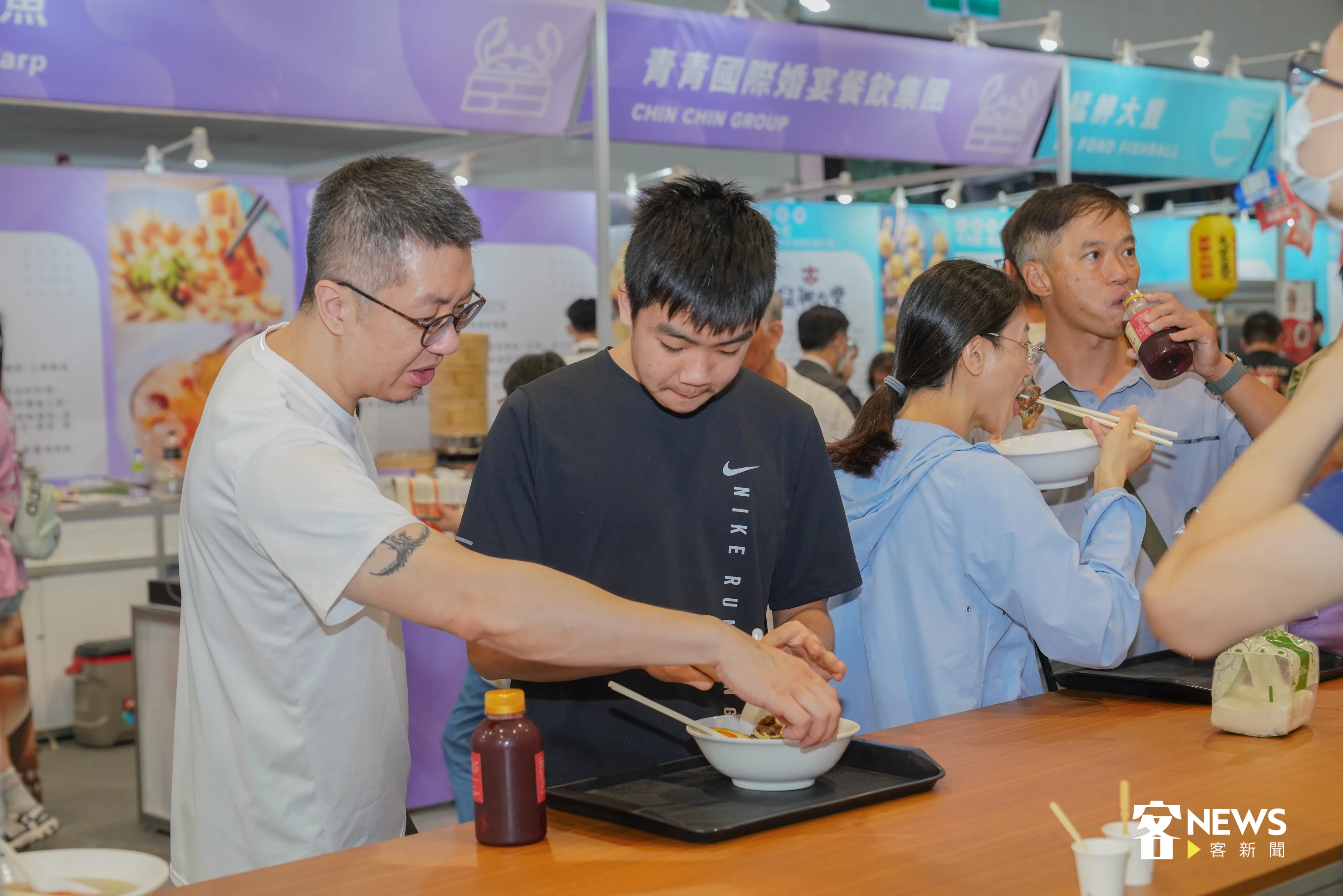 現場也有用餐區，提供民眾用餐。洪俊傑攝