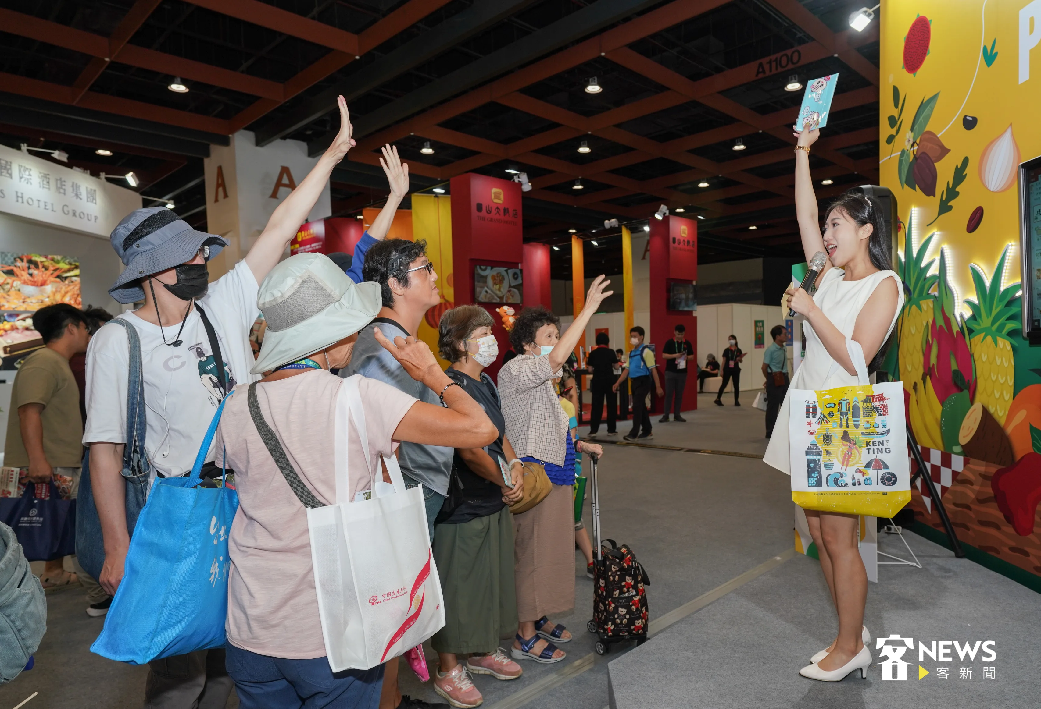 美食展餐飲業者祭出許多優惠、送小禮問答活動。洪俊傑攝