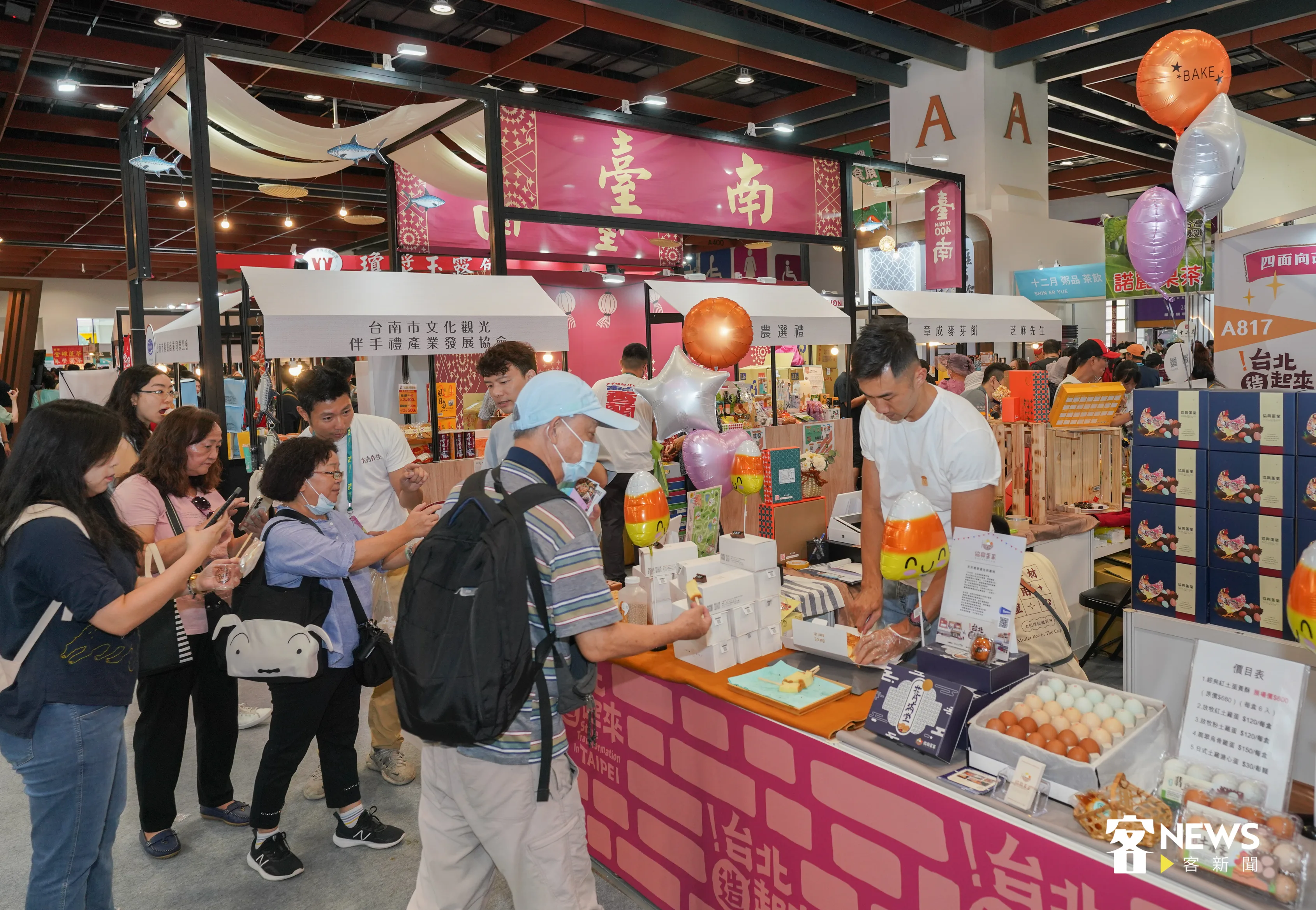 台灣美食展多達600攤位，每個攤位都堆出當家特色美食。洪俊傑攝