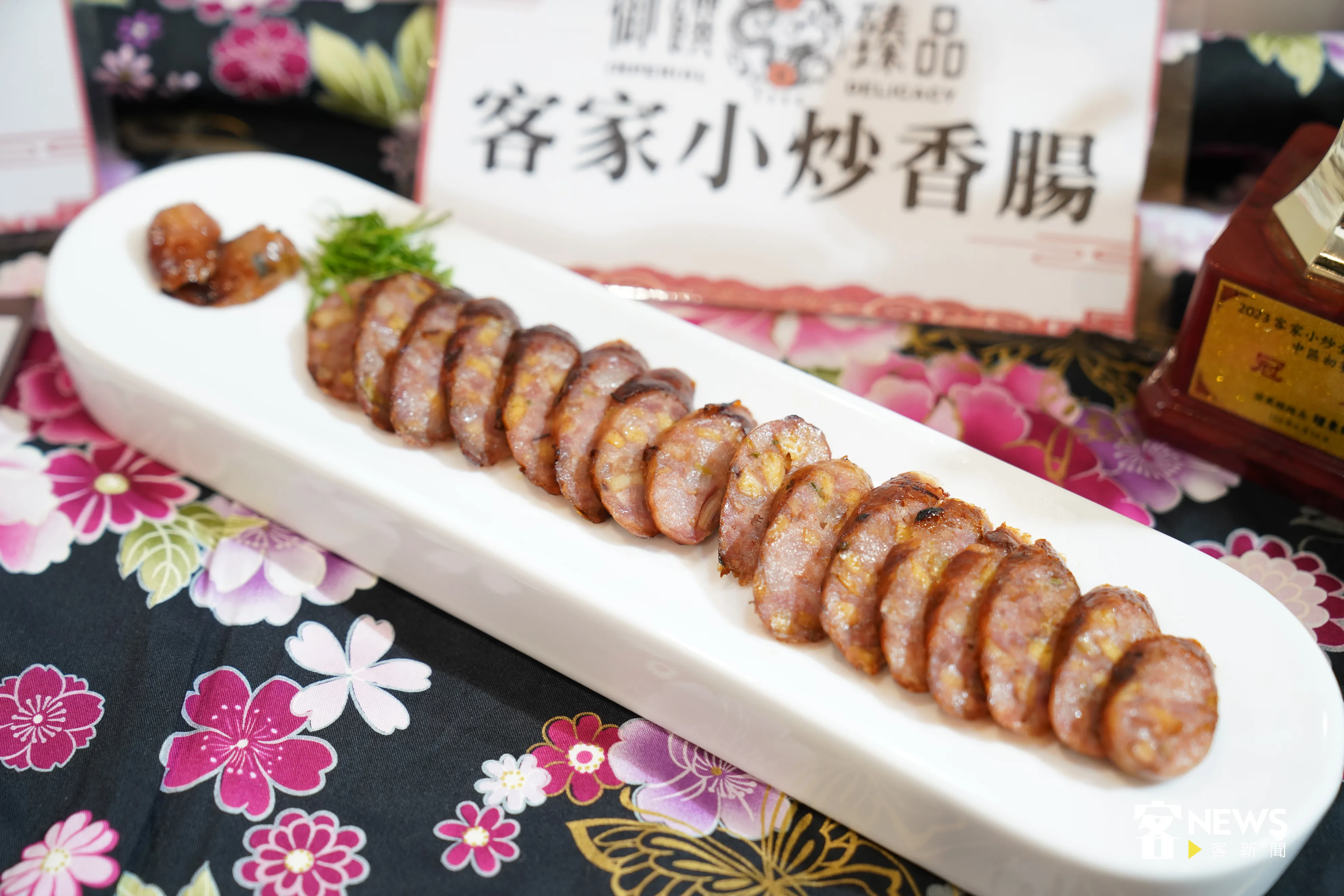美食展客家料理林朗滿目，餐廳主廚推出客家小炒香腸。洪俊傑攝