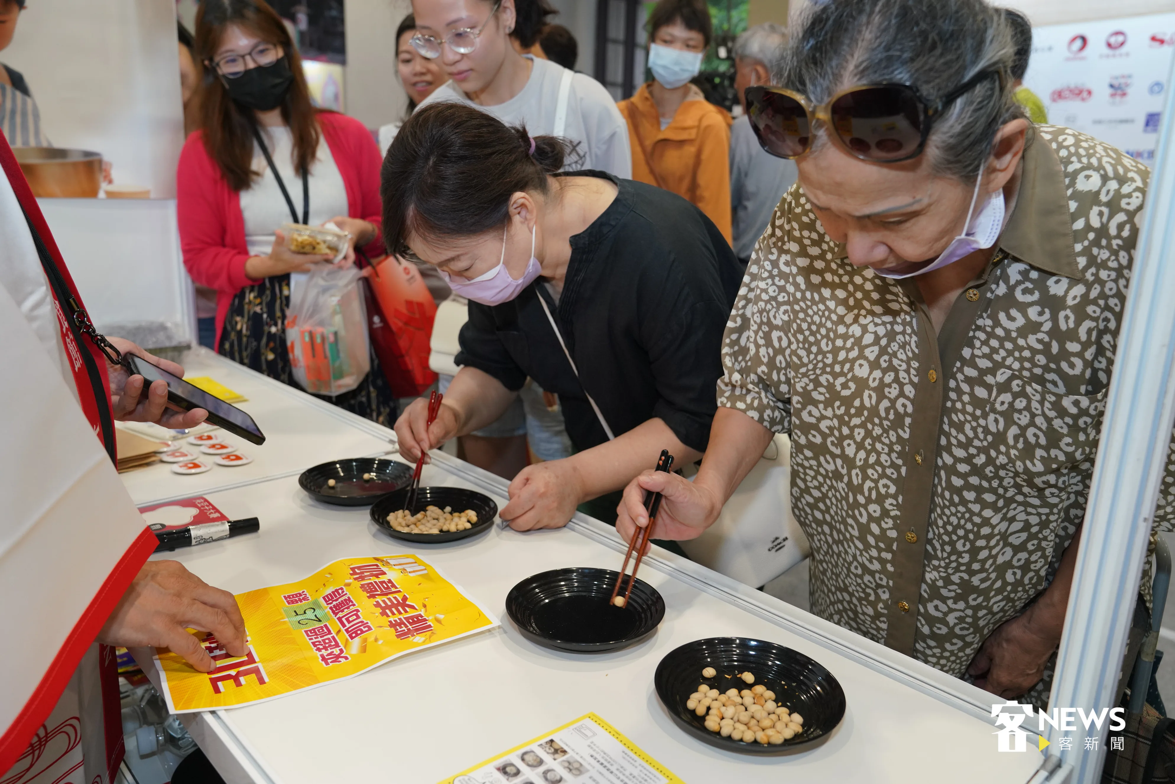 美食展攤位琳瑯滿目，民眾可邊吃邊玩。洪俊傑攝
