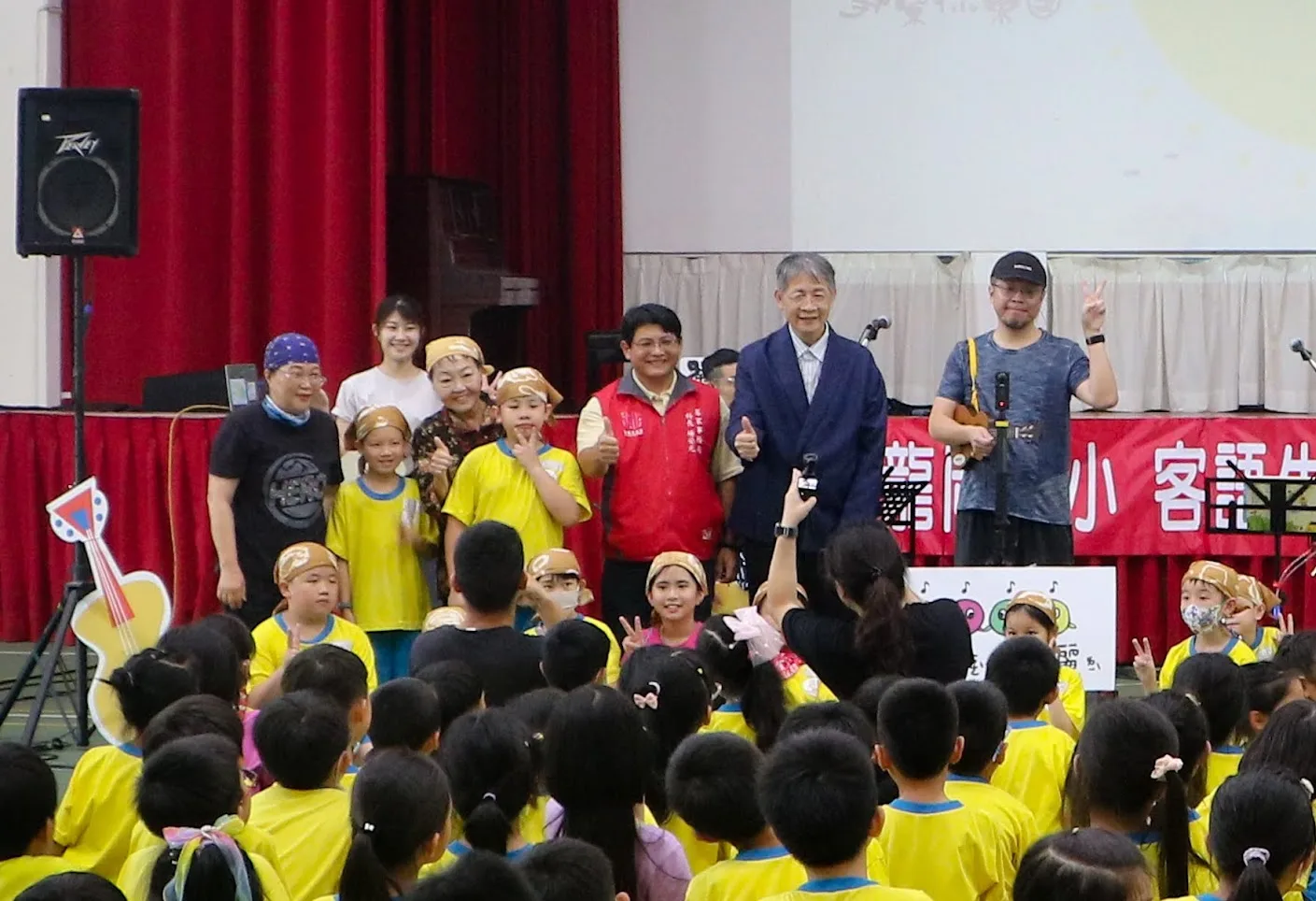 桃園市政府客家事務局楊安光科長，代表客委會頒發獎狀分學校，嘉獎學校得著「特優」个成績。鍾孝昇攝