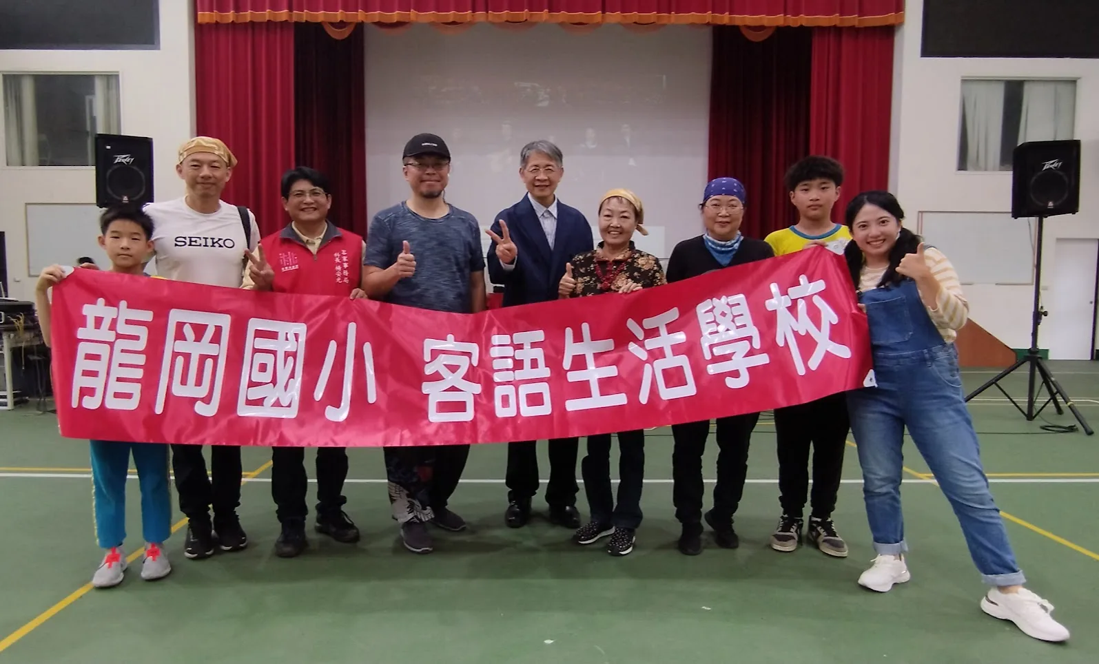 打幫你樂團」同桃園市政府客家事務局楊安光科長、龍岡國小師生共下翕相，完成這擺个活動。鍾孝昇攝