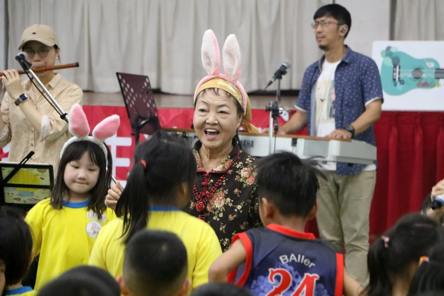 邱新春老師帶等細人仔,共下唱跳幾下首客家歌曲，分歸隻會場鬧熱煎煎。鍾孝昇攝