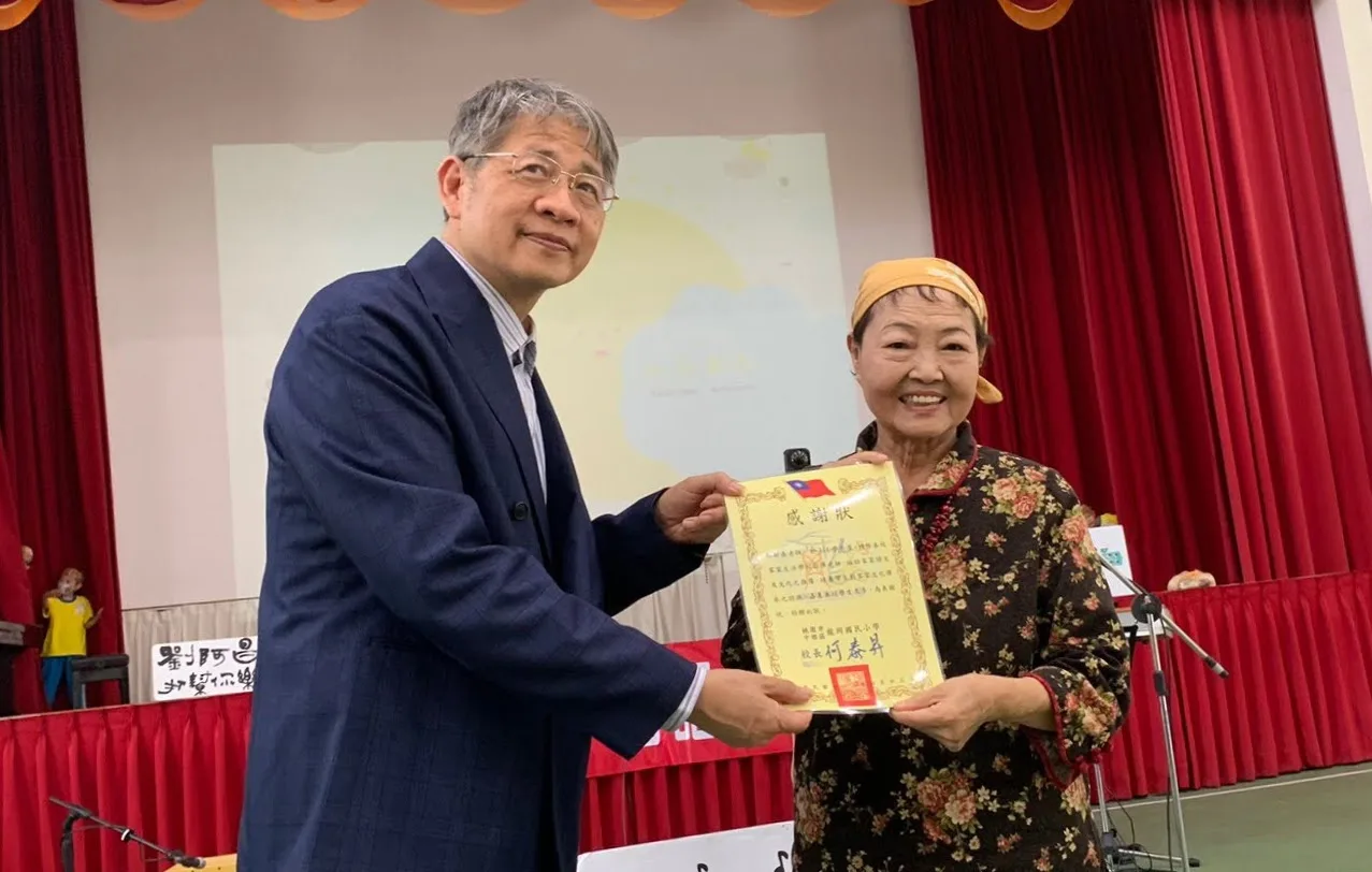 校長頒發感謝狀分三位客語先生，感謝三位「客家阿婆」對學校个付出。鍾孝昇攝