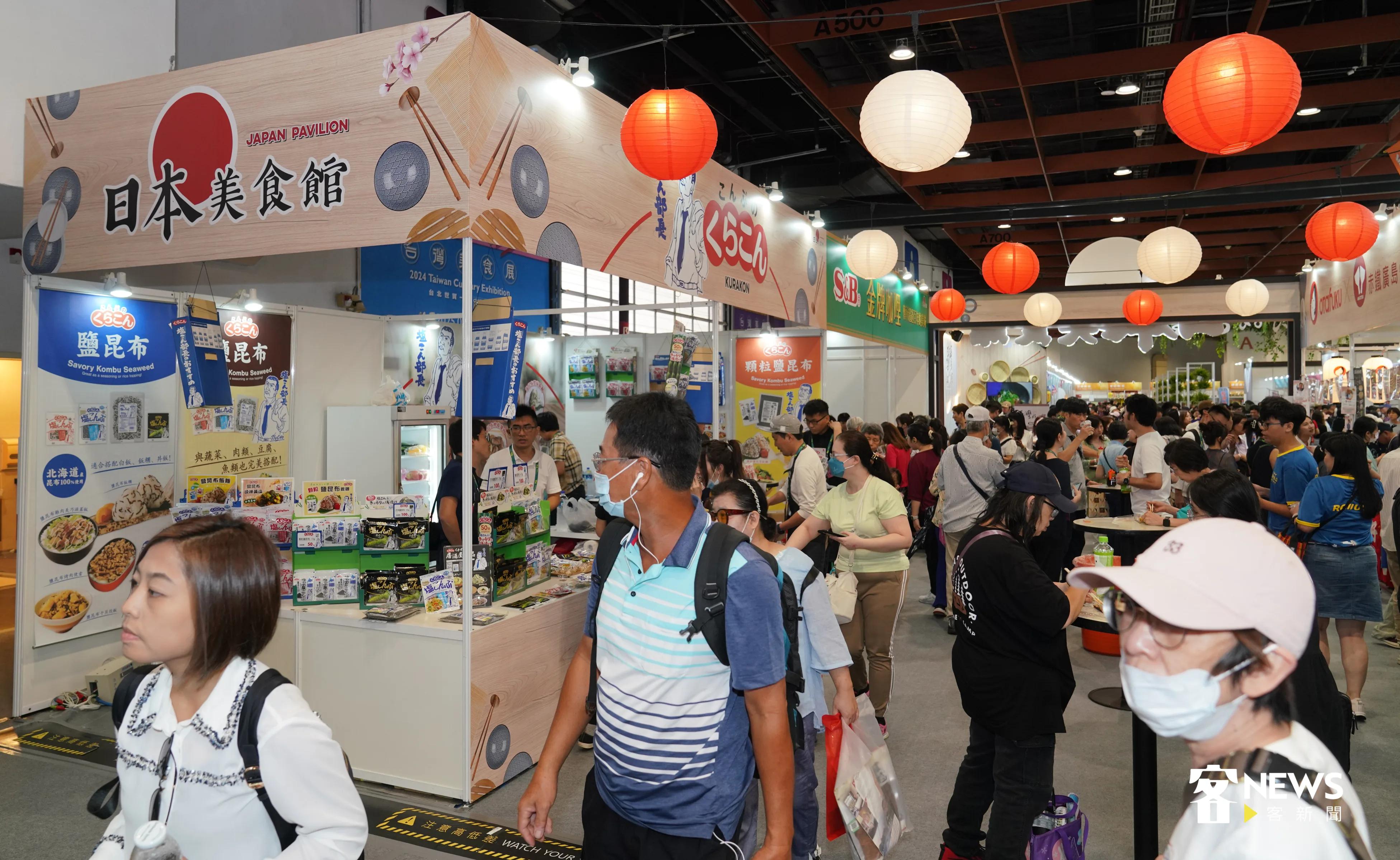 異國料理日本美食街超受歡迎，人潮紛紛聚集在此。洪俊傑攝