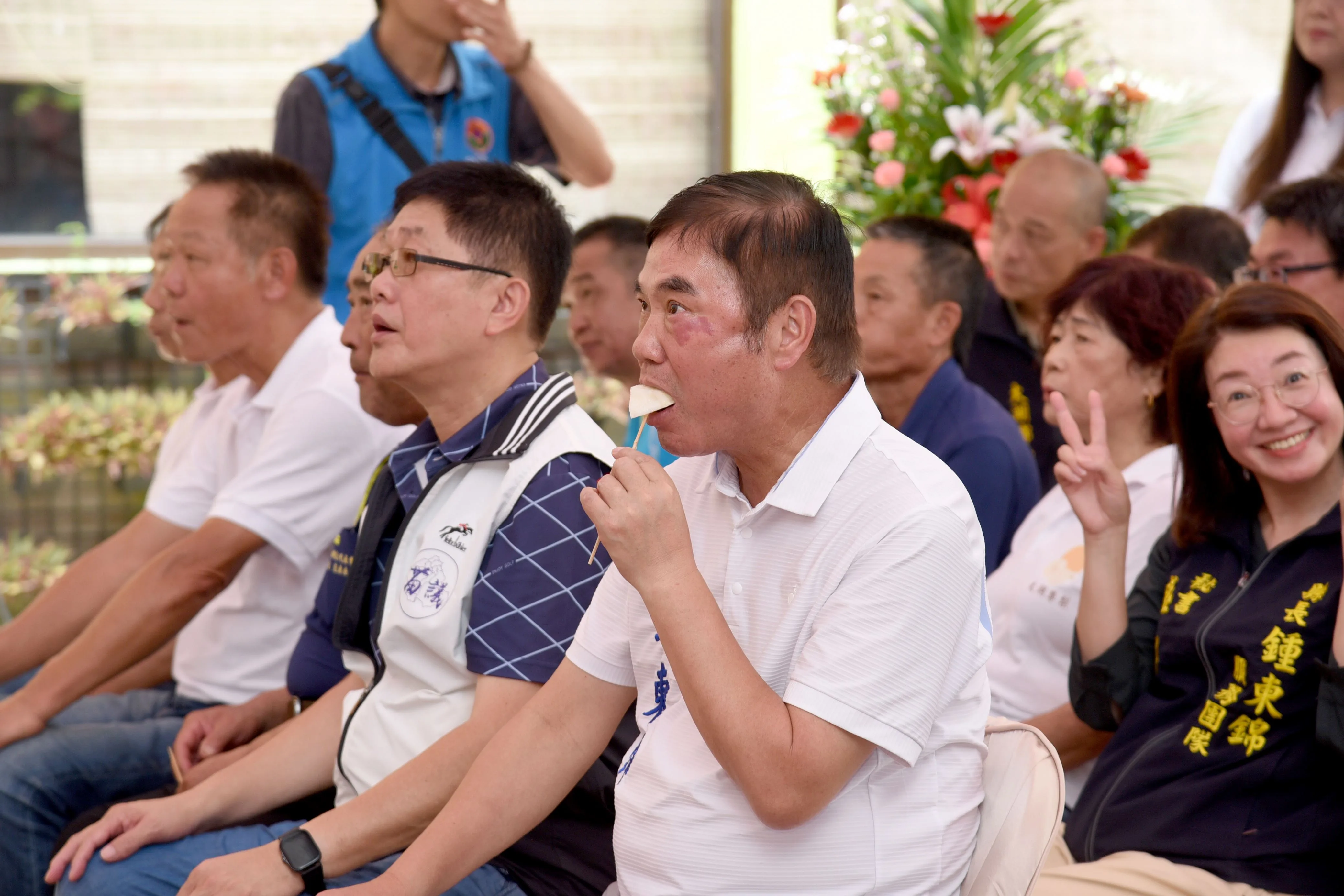 縣長與來賓品嘗鮮甜消暑的水梨。苗栗縣政府提供