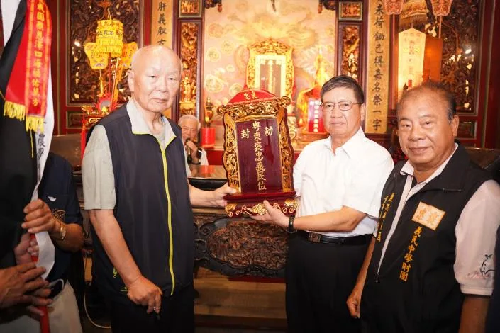 新竹縣長楊文科昨(4日)與義民廟董事長林光華、值年總爐主范光周等人恭迎義民爺。