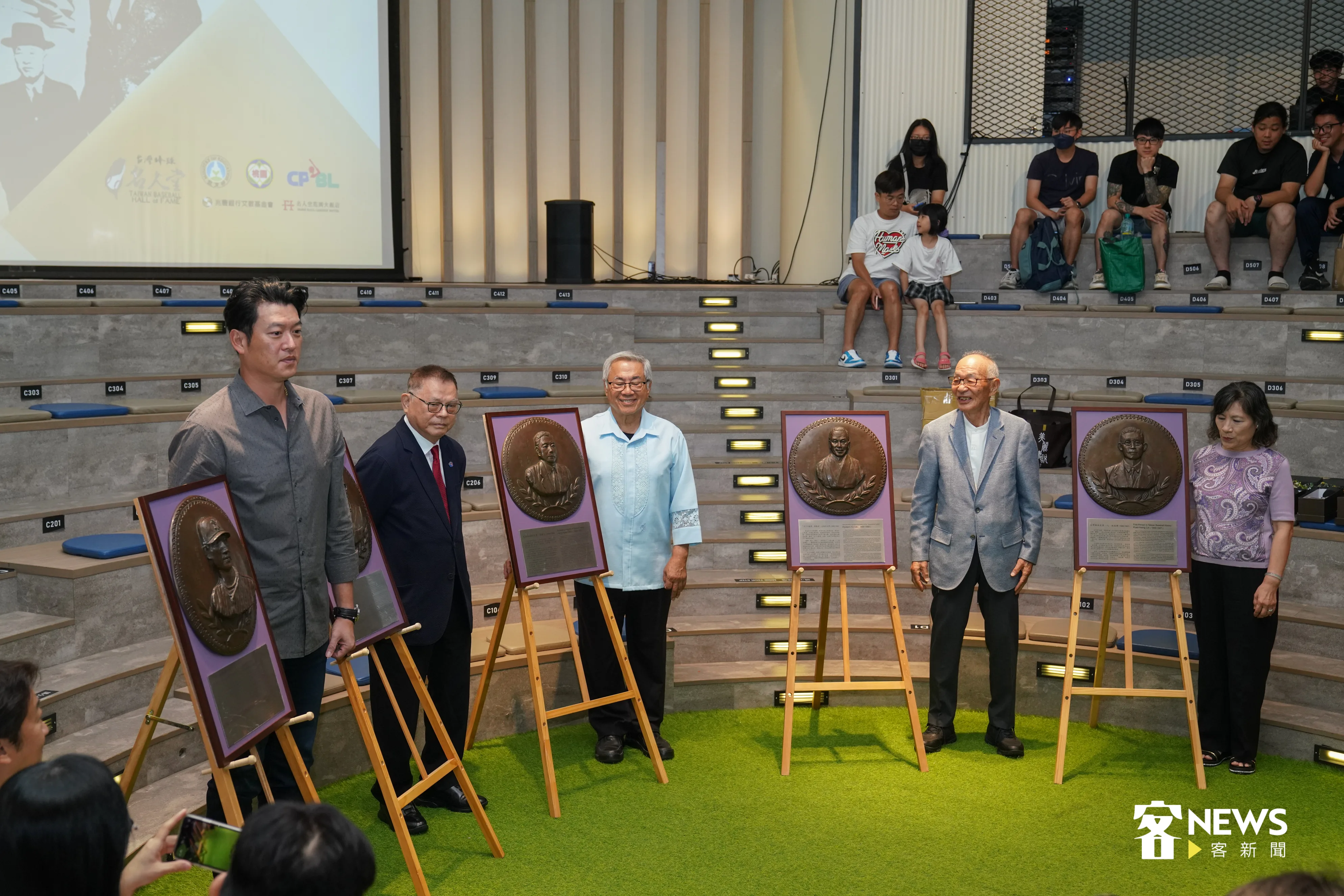 第11屆棒球名人堂今舉辦特展開幕活動，由入堂的五5人及家屬代表揭開銅像。洪俊傑攝