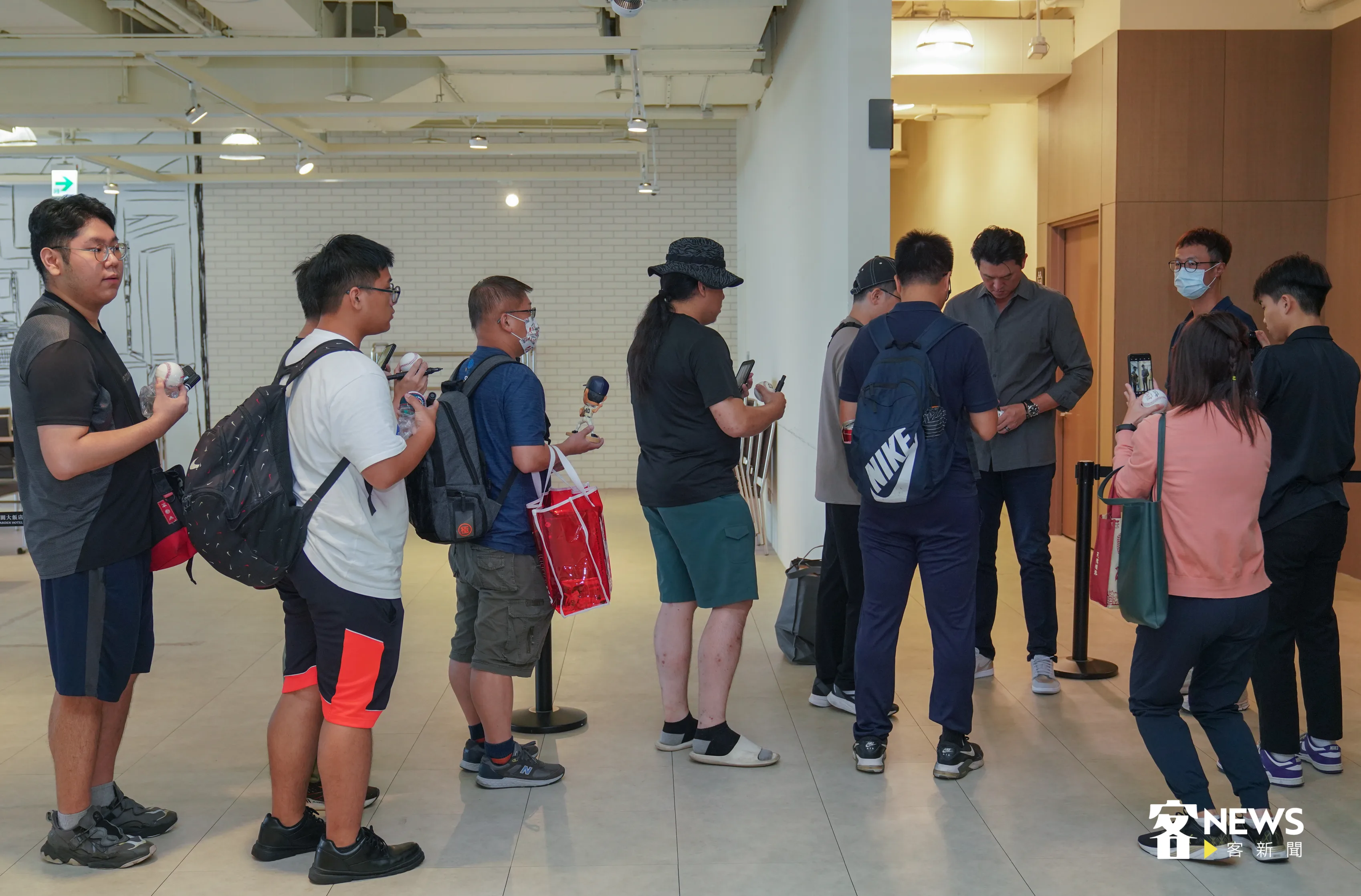 開幕展結束後，空檔之餘王建民幫球迷簽名。洪俊傑攝