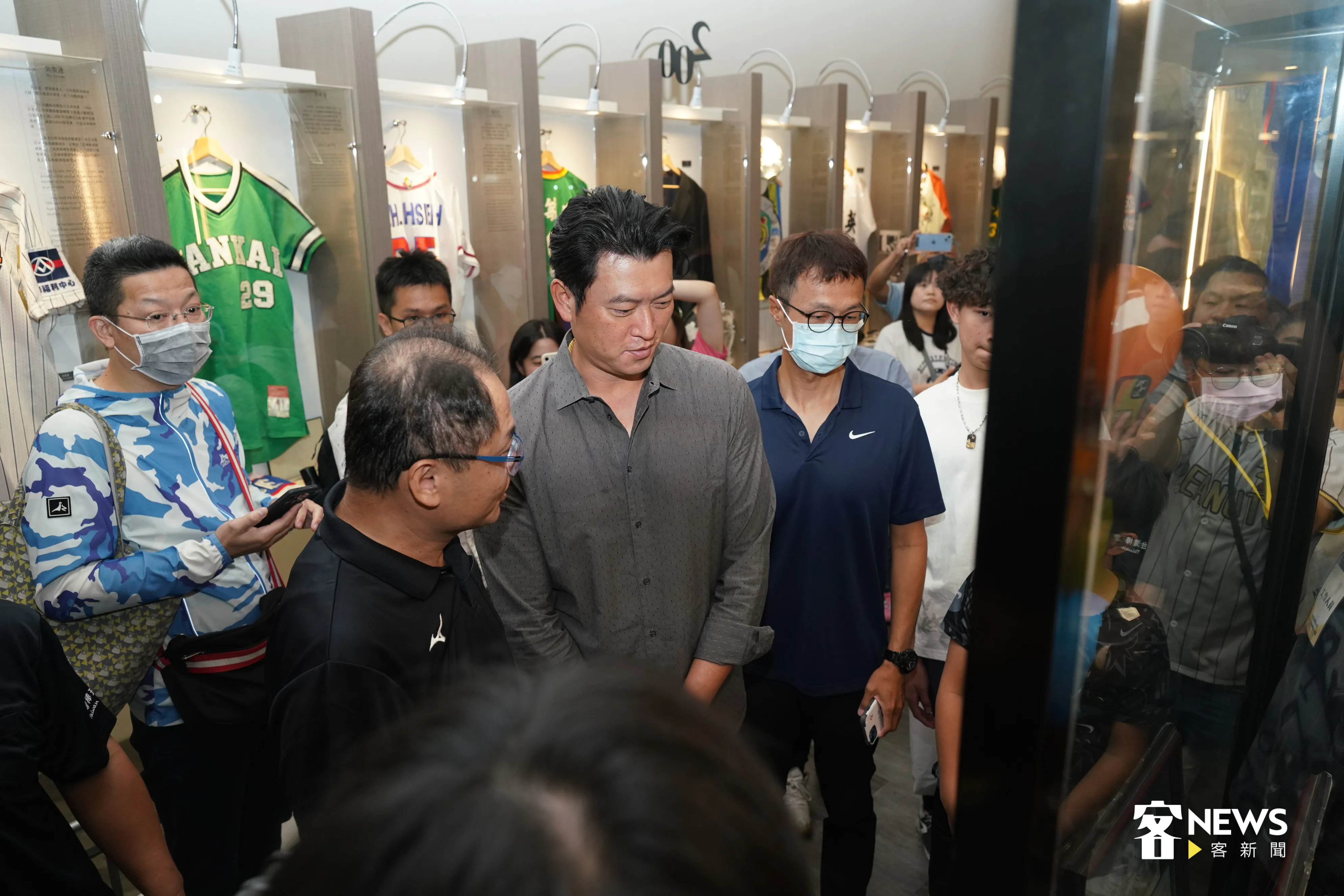 王建民參觀特展區，周圍聚集相當多球迷。洪俊傑攝