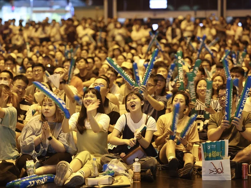 台灣民眾深夜齊聚台北車站為王齊麟、李洋加油打氣。中央社