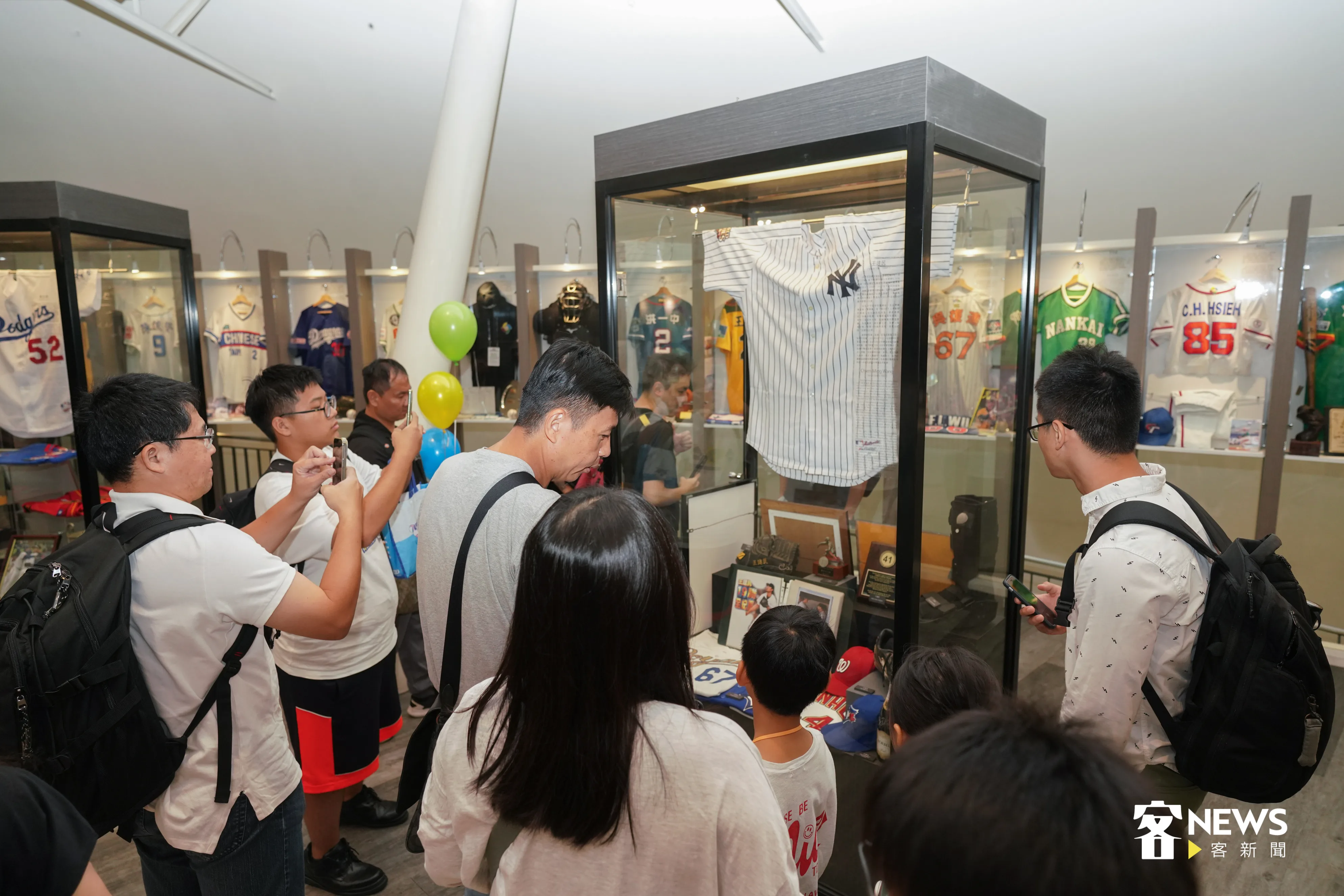 王建民實戰球衣、手套等已收錄在名人堂展區，球迷踴躍向前觀賞。洪俊傑攝