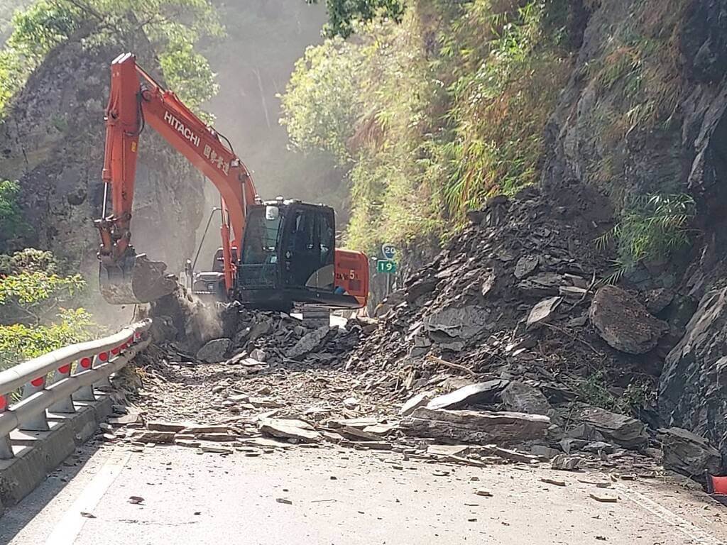 南橫新武路段坍方　派機具搶通單線雙向通行