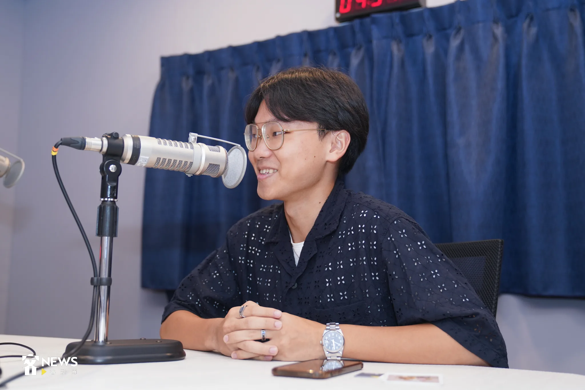 客家創作新聲歌手江晟榮分享「斜槓青年」的日常，不只談音樂，還聊廣播製作。宋佩遙攝