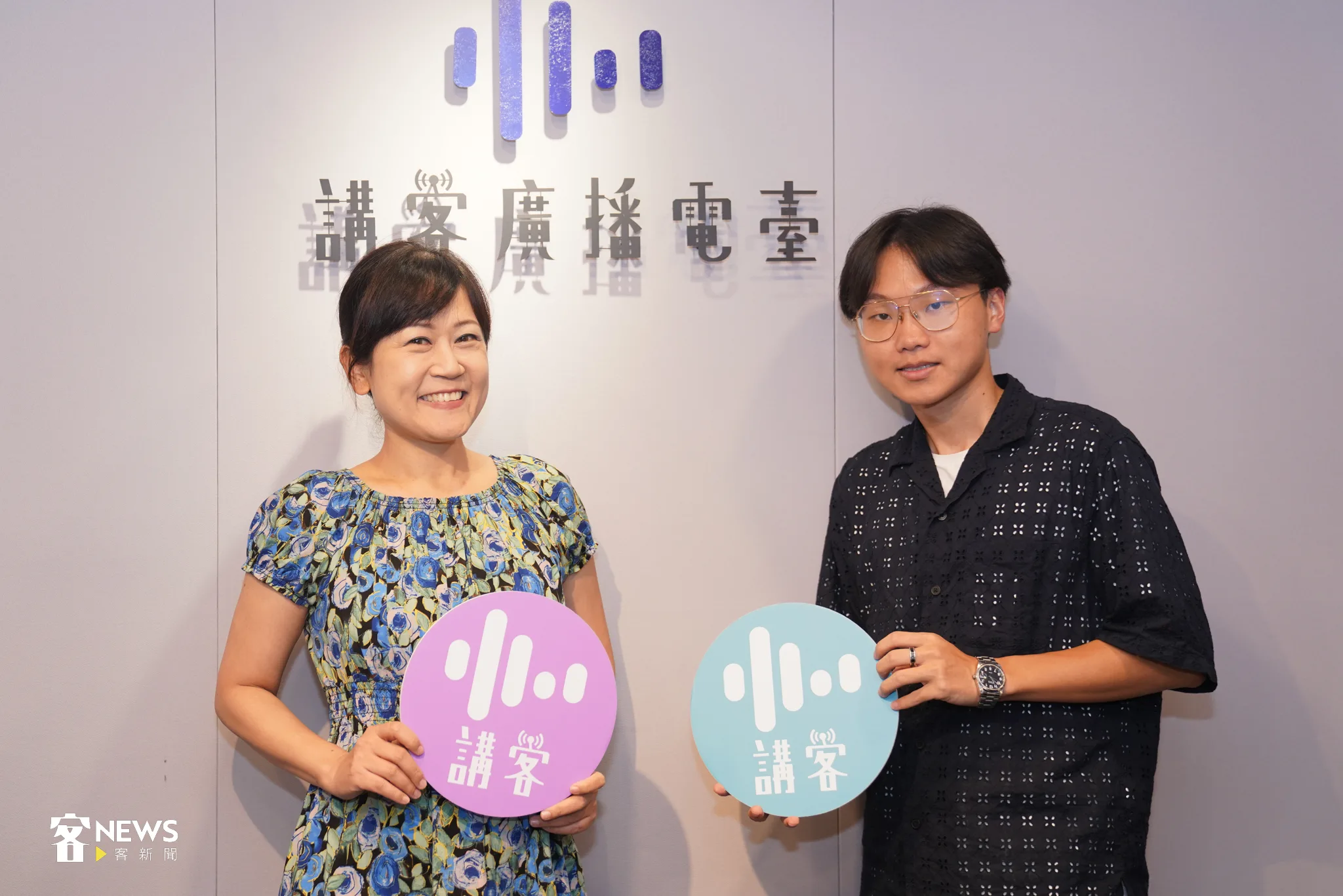 客家創作新聲江晟榮（右）接受講客廣播電臺主持人宋菁玲（左）專訪。洪藝晅攝