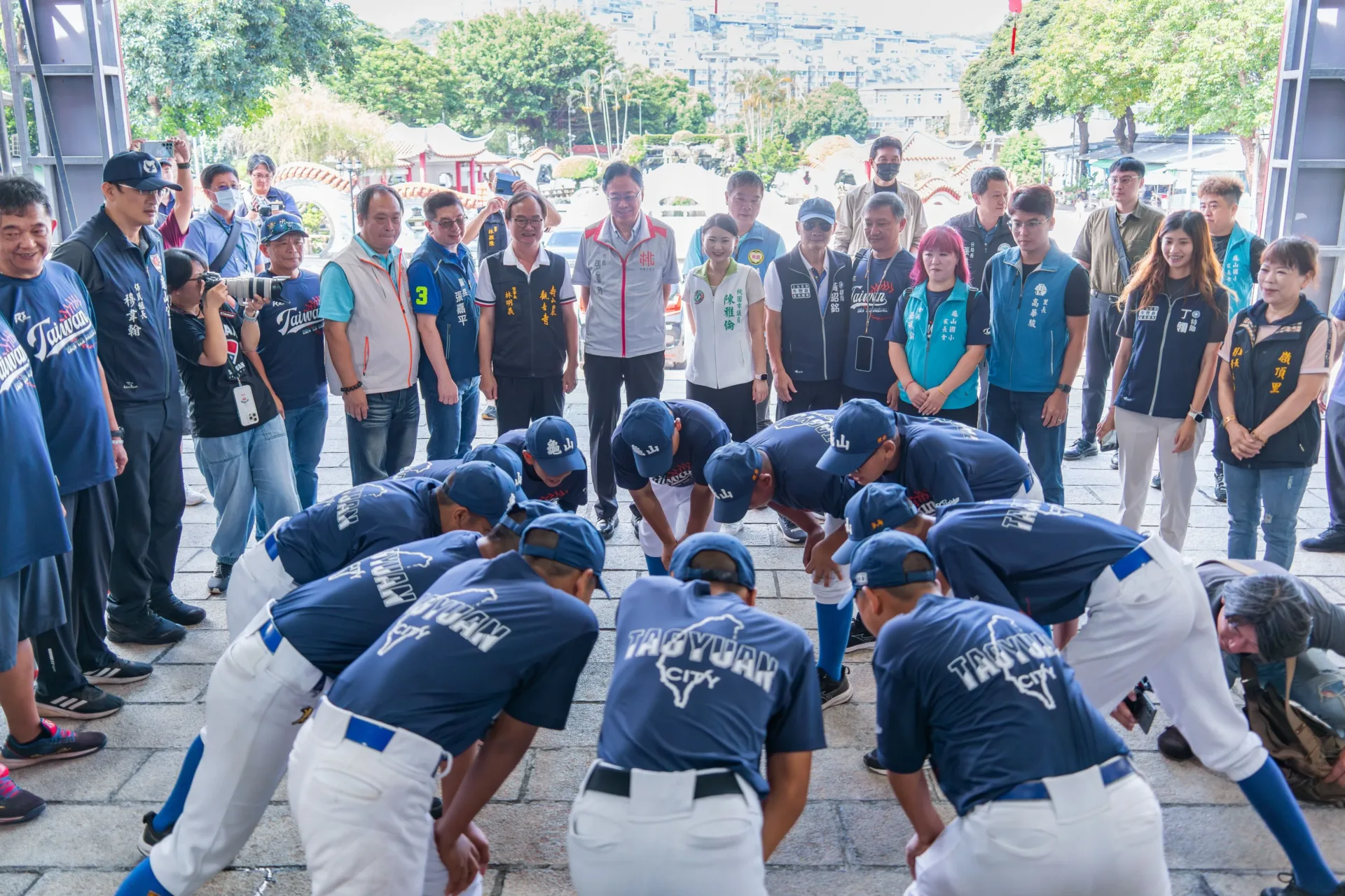 選手們圍成圓互相加油打氣。桃園市政府提供