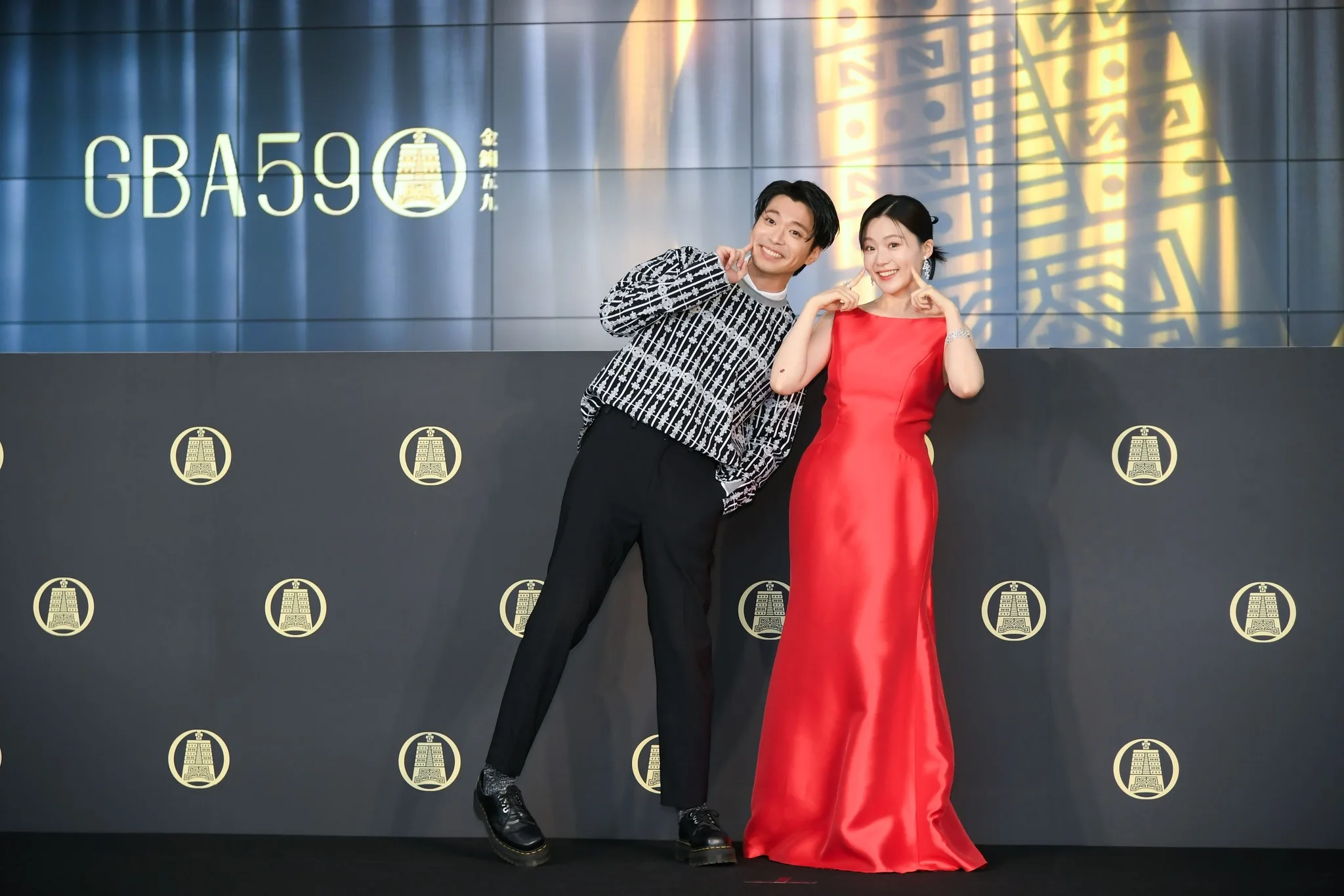 「第59屆金鐘獎」戲劇類星光大道主持人則是楊小黎搭檔曾入圍2次金鐘獎的侯彥西。翻攝金鐘獎 Golden Bell Awards