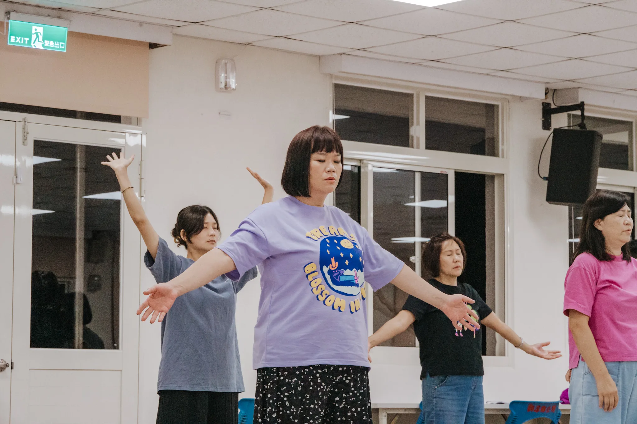 吉那（楊淑喻）第一次演出舞台劇就獻給了駐村小隊。客家電視提供