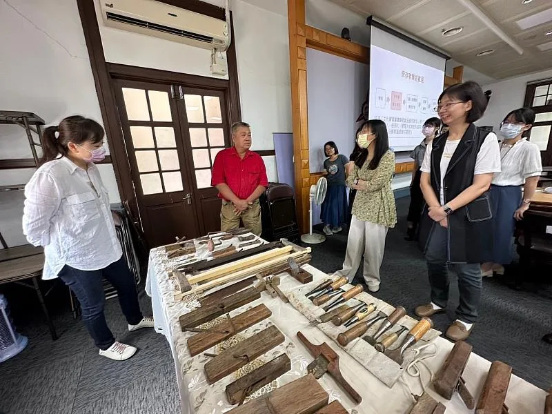 莊傳興藝師長年投入各地文化資產修復工程。新竹文化局提供