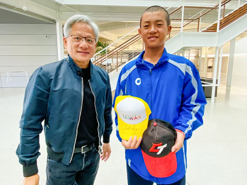 選手拿出球帽讓黃仁勳簽名並合影留念。台南市政府體育局提供