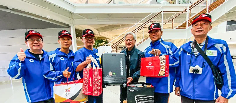 台南市政府致贈伴手禮予黃仁勳。台南市政府體育局提供
