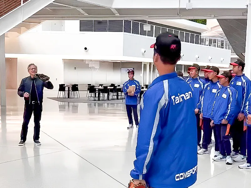 黃仁勳與青少棒選手在輝達總部傳接接球。台南市政府體育局提供