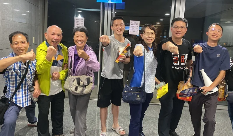 林郁婷母親廖秀蘭（右3）參加新北市政府直播觀賽後，開心與鶯歌鄉親合影。中央社