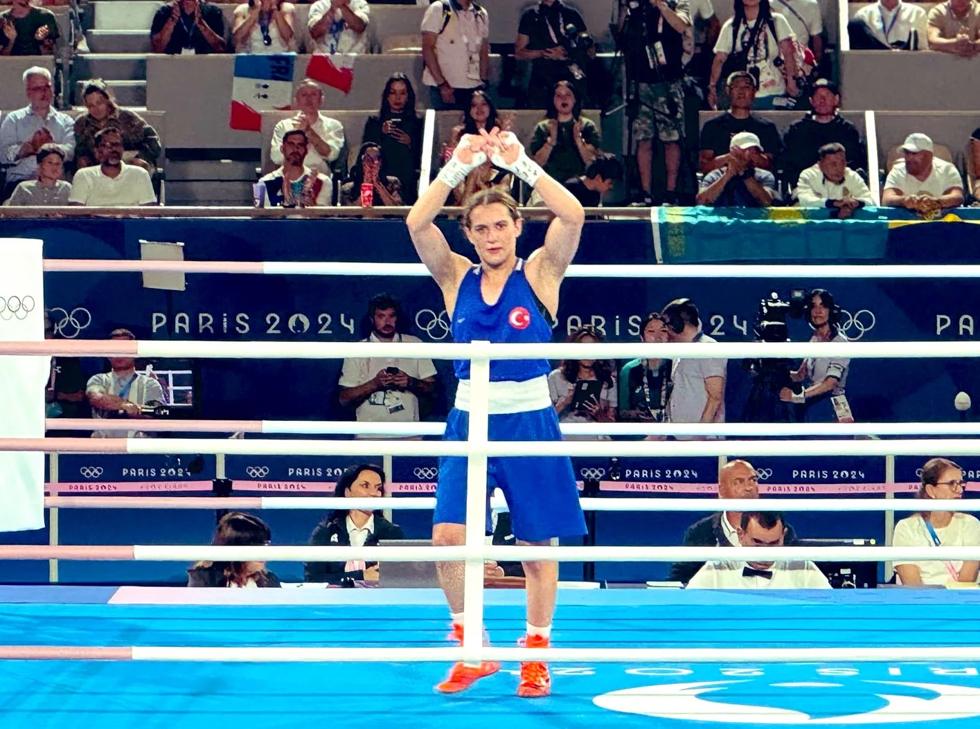 土耳其選手卡拉曼(Esra Yildiz Kahraman)十分沒有運動家精神,打輸比賽後,刻意比出X符號。翻攝自X/IWF