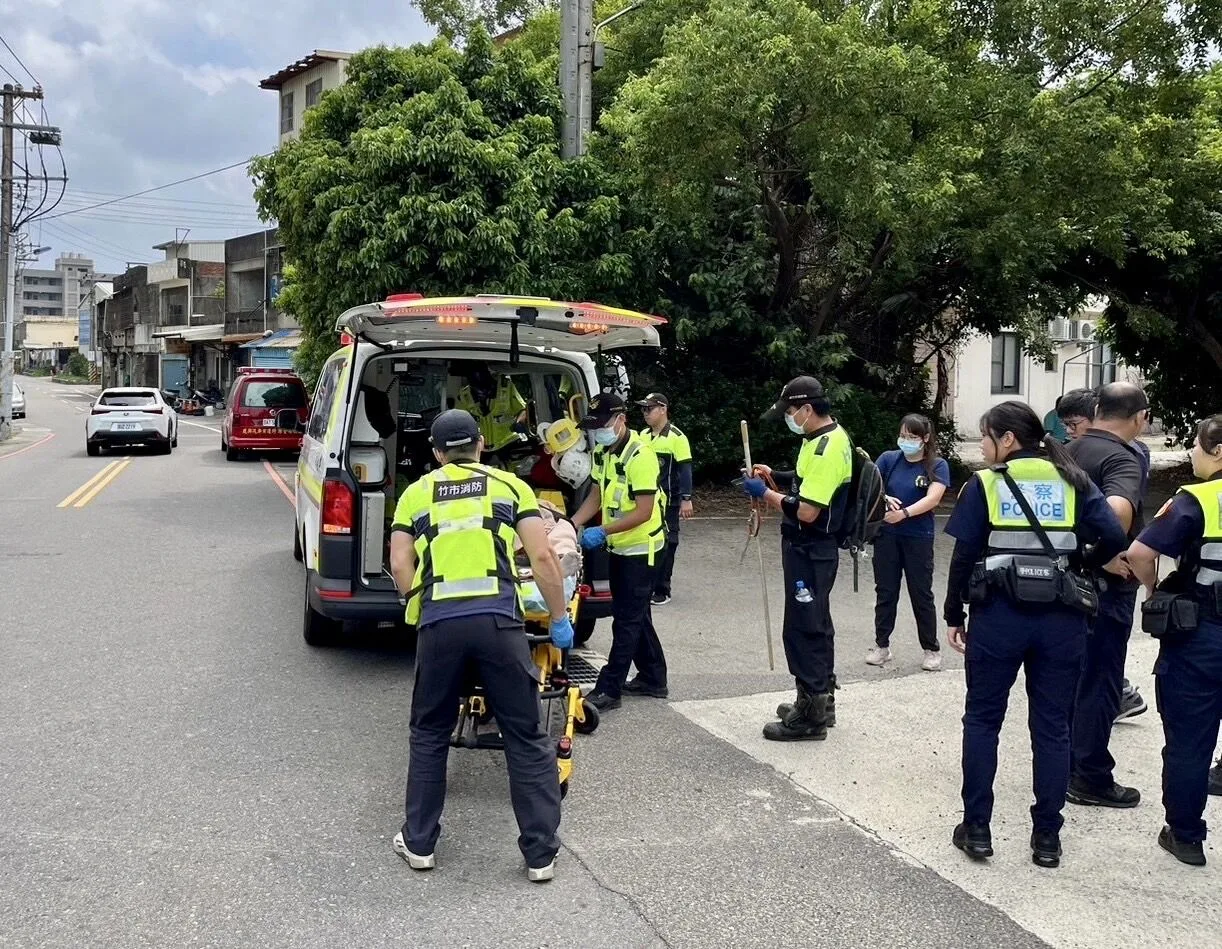 新北市婦被尋獲後,有失溫現象,隨即由救護車送往醫院救治。新竹市政府提供
