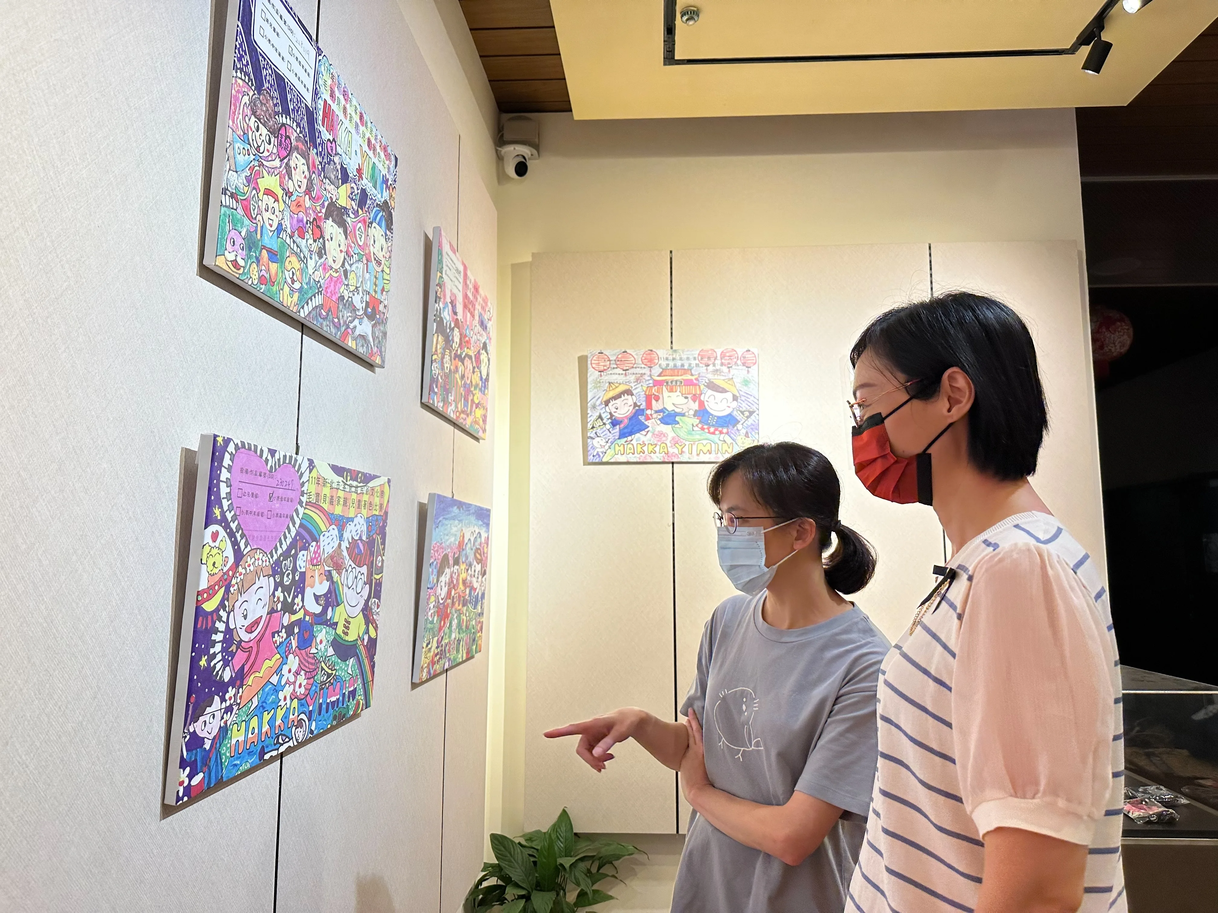 兒童著色比賽得獎作品展出。示意圖，新北市客家局提供