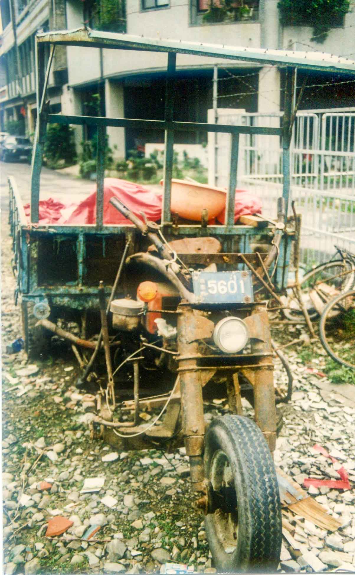 筆者先父一生駕鐵牛車營生,駕駛過兩輛鐵牛,圖為他駕的第二輛三輪鐵牛,退役後置於屋旁,後當廢鐵賣給舊貨商。何來美攝