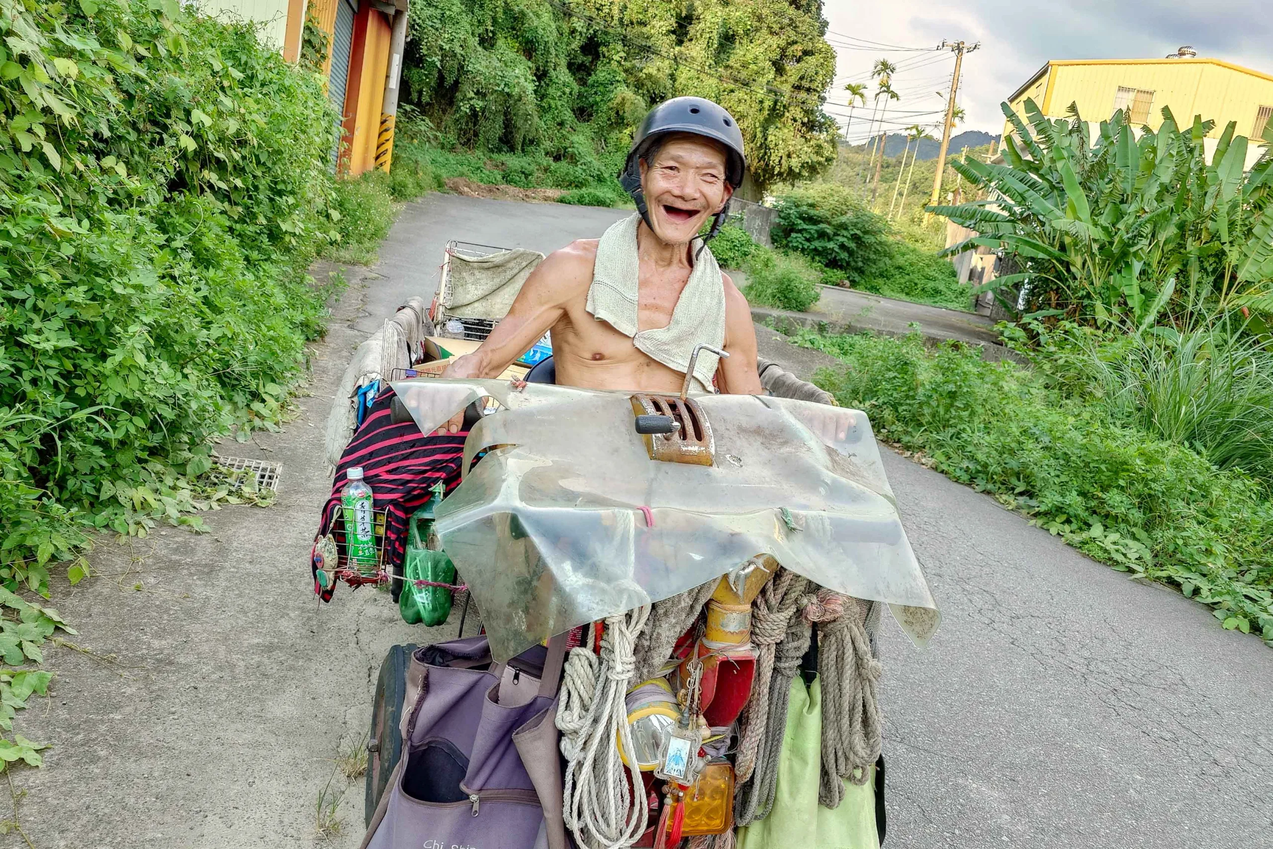 這位陳老先生常駕駛伍氏搬運車在公館南北河山區,撿拾舊貨、破爛營生,他笑顏常開,苦中作樂。何來美攝