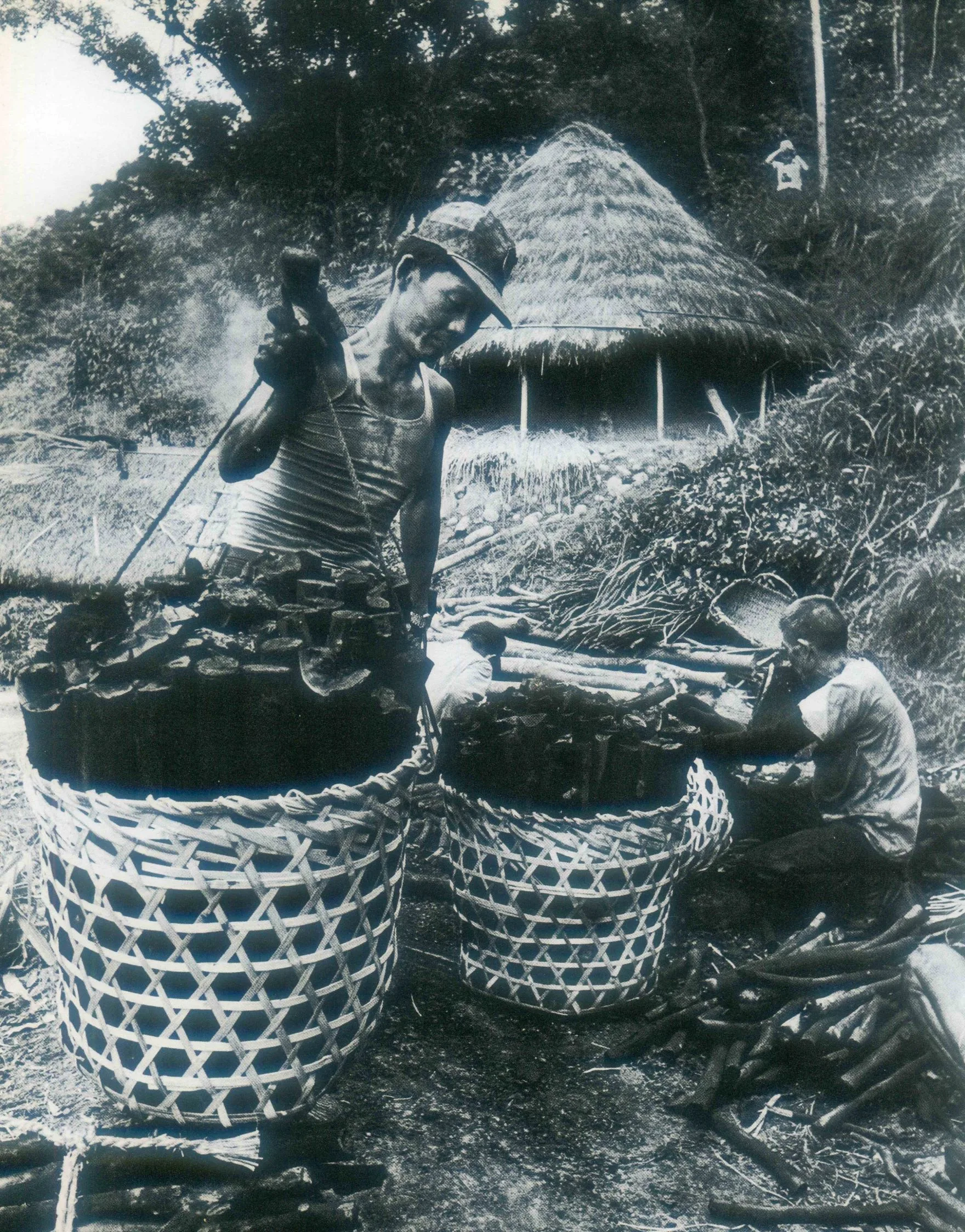 早年農閒時,上山燒木炭營生者多,木炭出窯時人臉也一身烏。邱德雲1965年攝於公館鄉南河村。