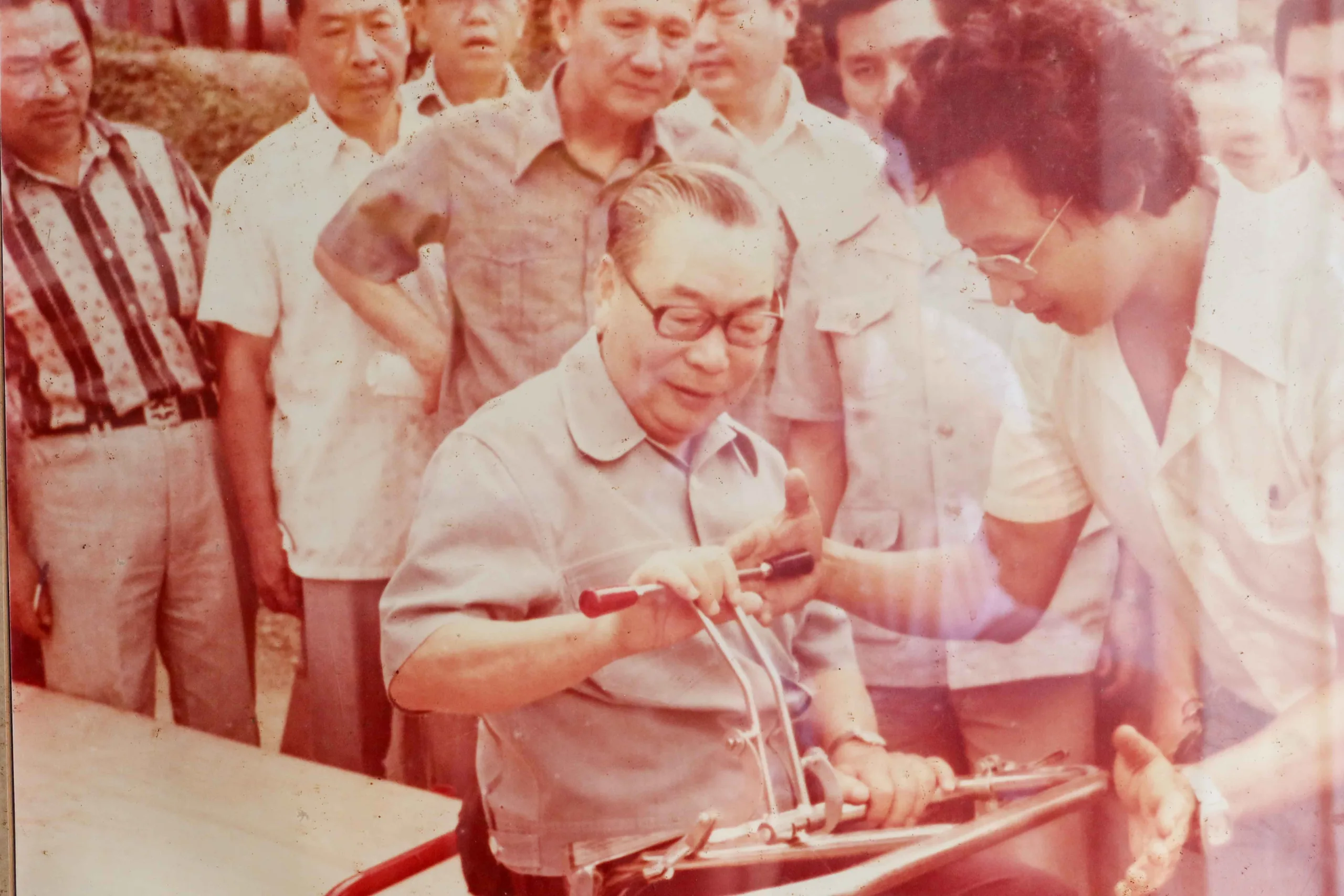 鐵牛車、伍氏搬軍車早年禁駛省道、市街,1980年蔣經國總統到獅潭視察,試駕伍氏搬運車,了解民瘼後,始開放解禁。甘順發提供