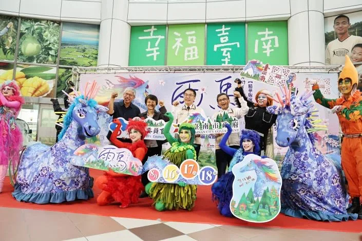 台南市長黃偉哲(左三)、台南市客家事務委員會主委陳新裕(左四)，與客委會主委古秀妃(左二)，今(9)日在永華市政中心舉辦宣傳記者會，歡迎大家來台南看雨馬演出。台南客委會提供