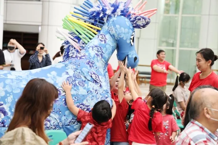 今(9)日台南市政府在永華市政中心舉辦《雨馬》台南演出宣傳記者會，小朋友看到小雨馬登場，開心地伸出手觸摸小雨馬。台南客委會提供
