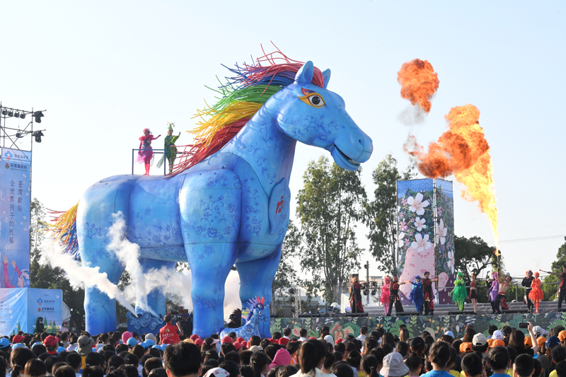 高達10公尺的雨馬一登場，噴煙又搖動彩色尾巴的姿態，超級吸睛。《客新聞》資料照