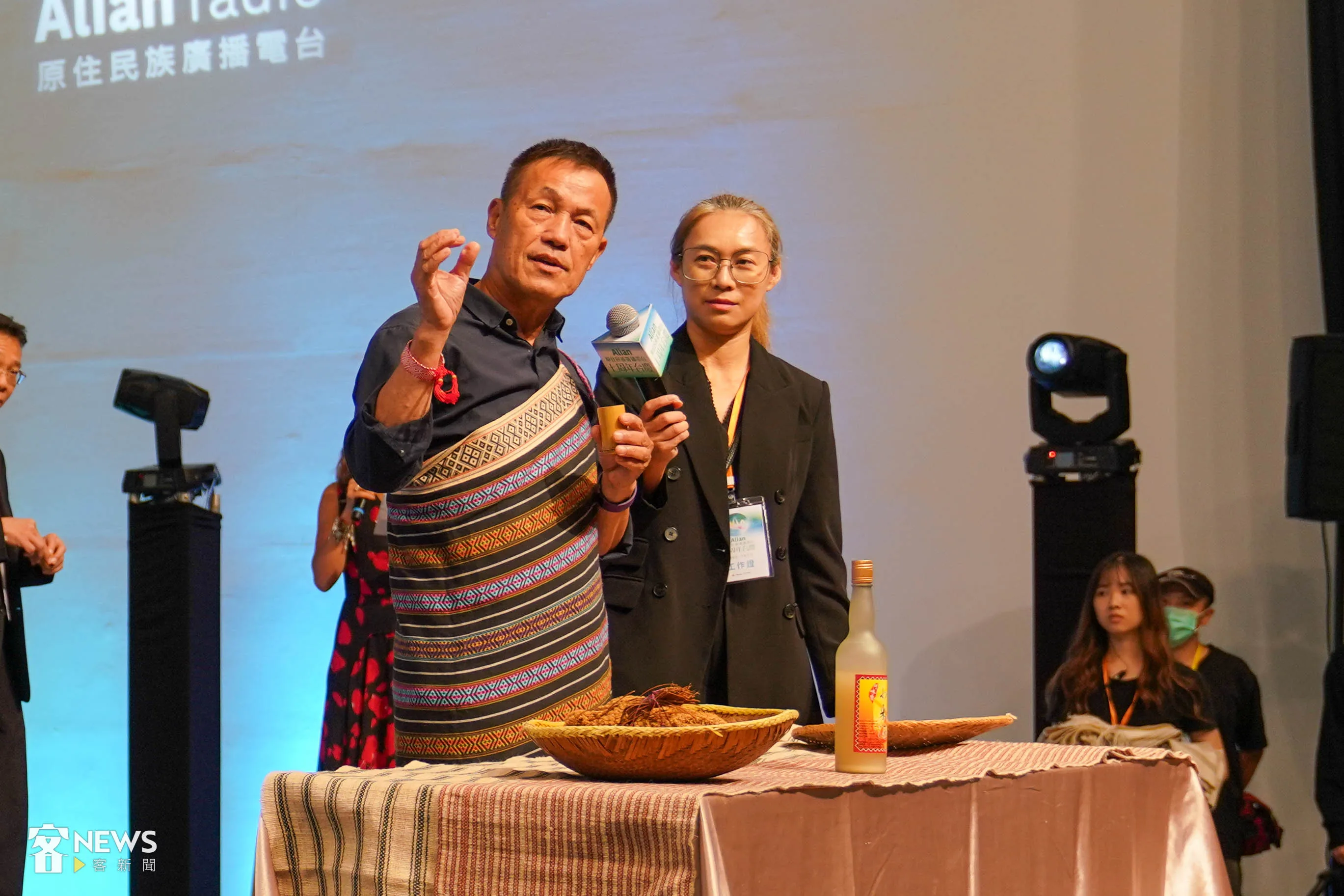 泰雅族耆老達少（左）進行傳統祈福，為原廣台生日獻上祝福。李台源攝