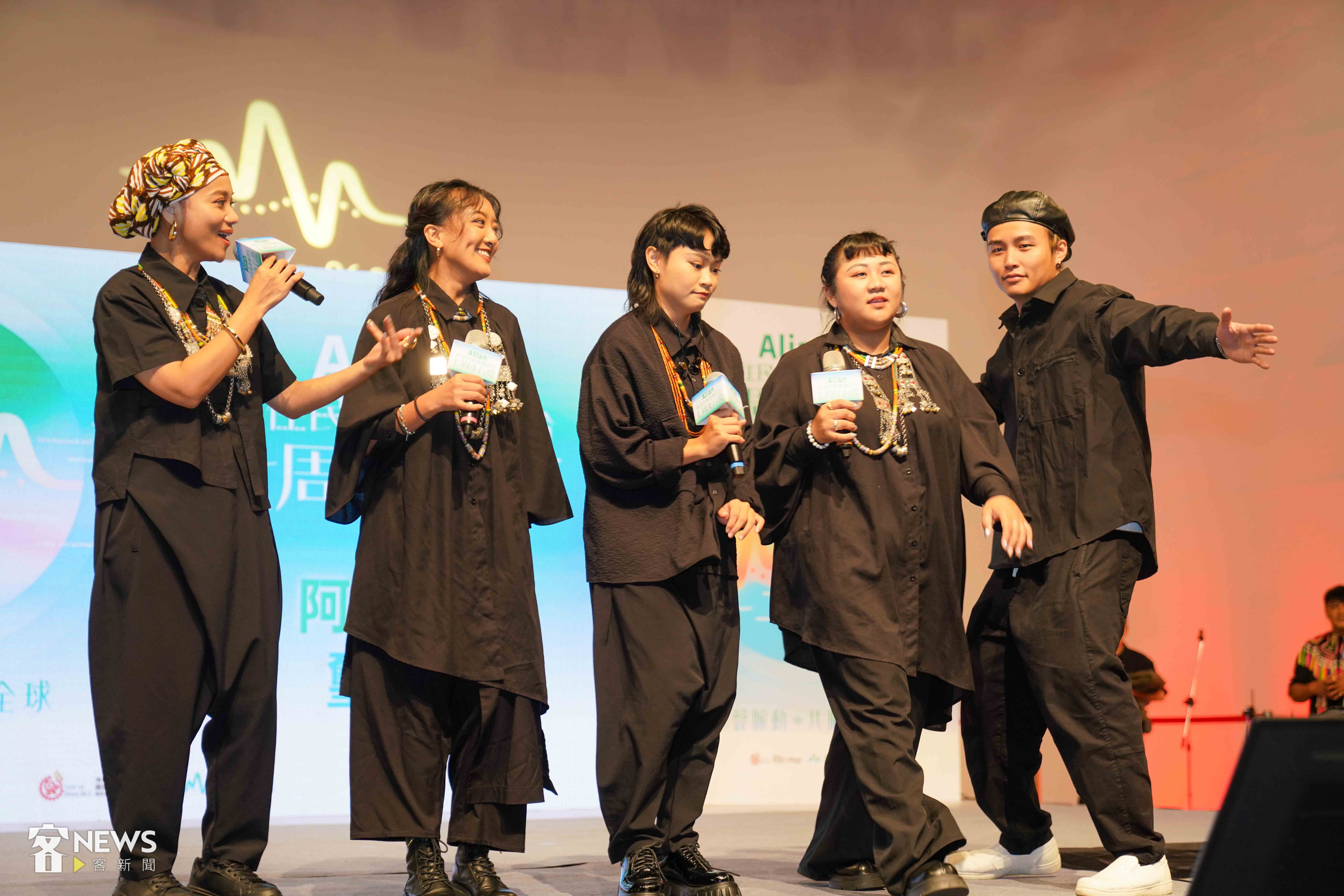 ABAO阿爆與那屋瓦少女隊登台演出。李台源攝