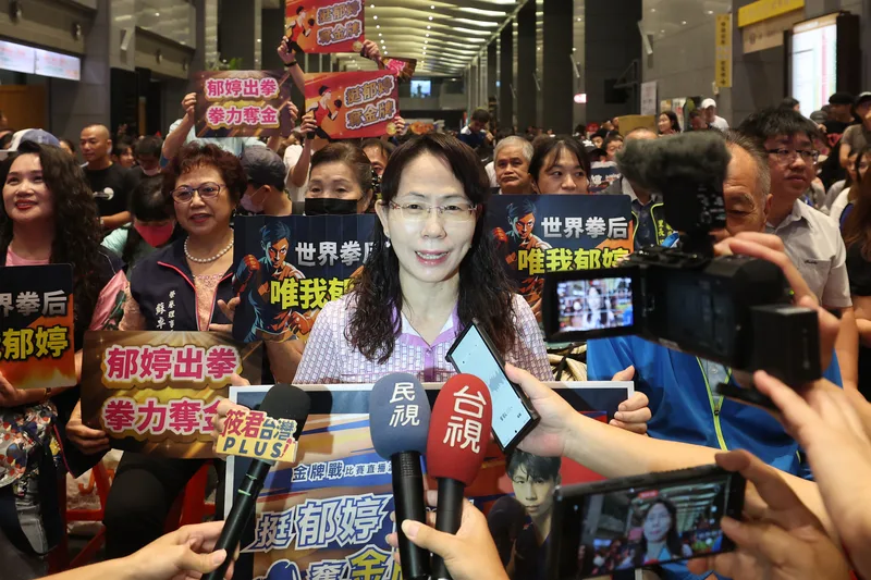 林郁婷母親廖秀蘭（中）參與新北市政府舉辦的直播派對關注賽況，女兒「真的辦到了」。中央社