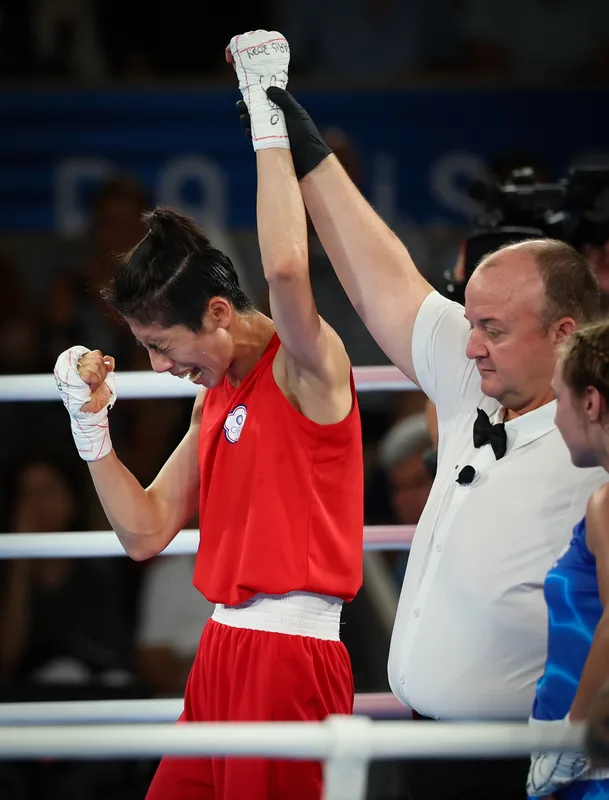 林郁婷擊敗對手勇奪金牌,被舉起手的瞬間她振臂握拳、難掩興奮。中央社