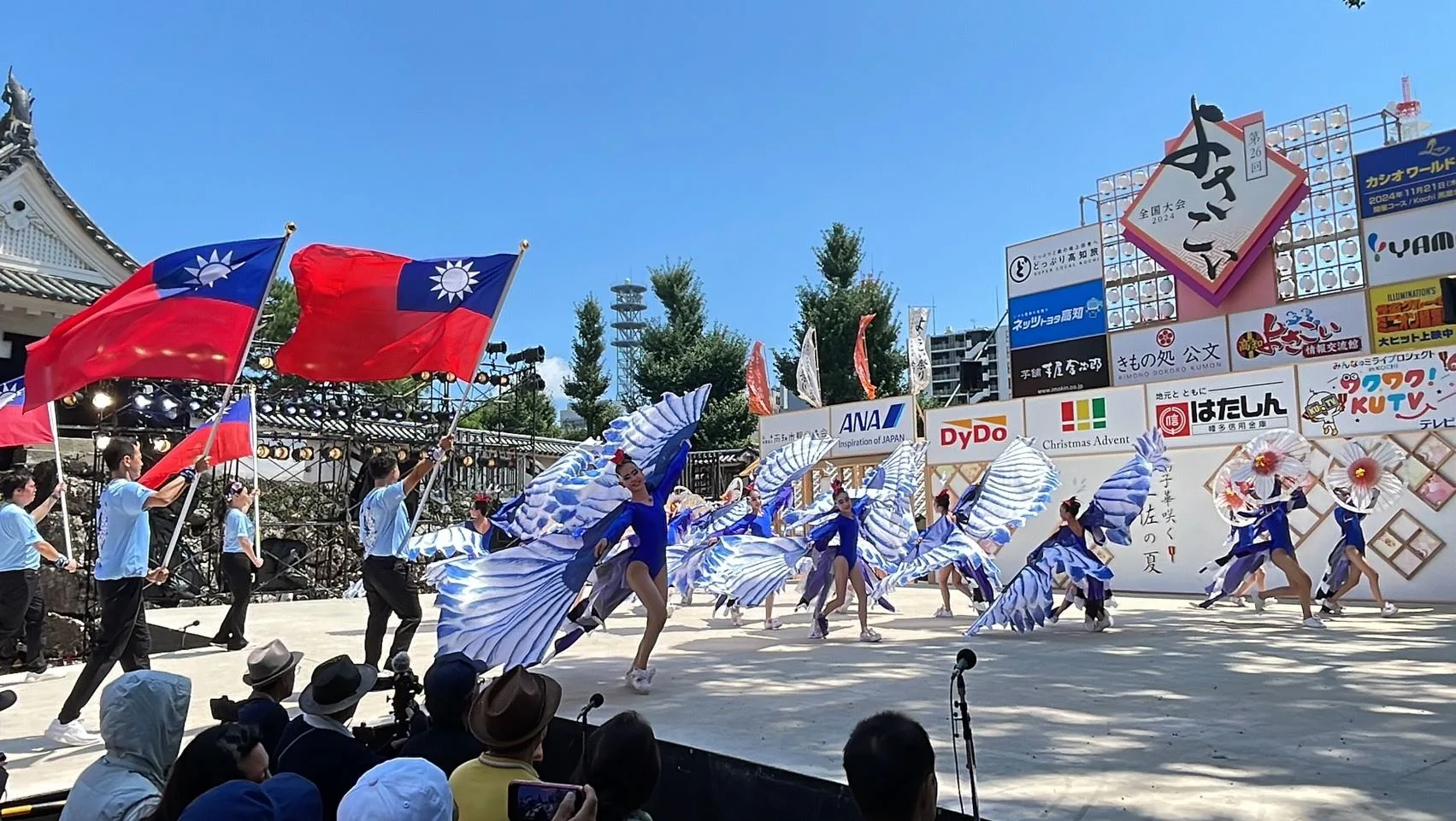 光明國小舞蹈團學生化身藍鵲遊舞在桐花間。新竹縣政府提供