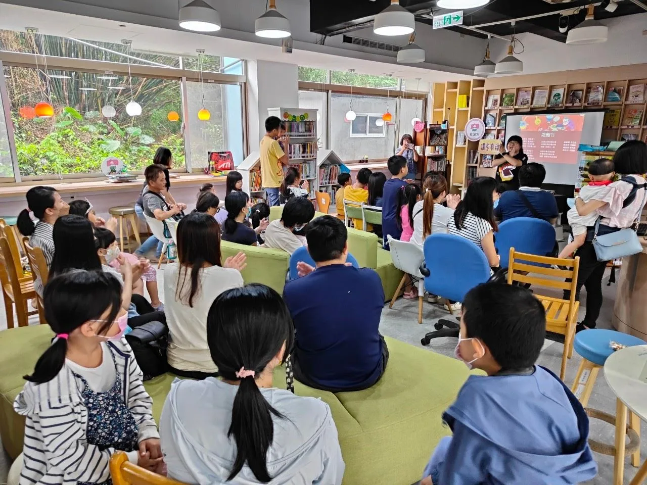親子共學讀繪本、學習客語與客家文化。新竹縣政府提供